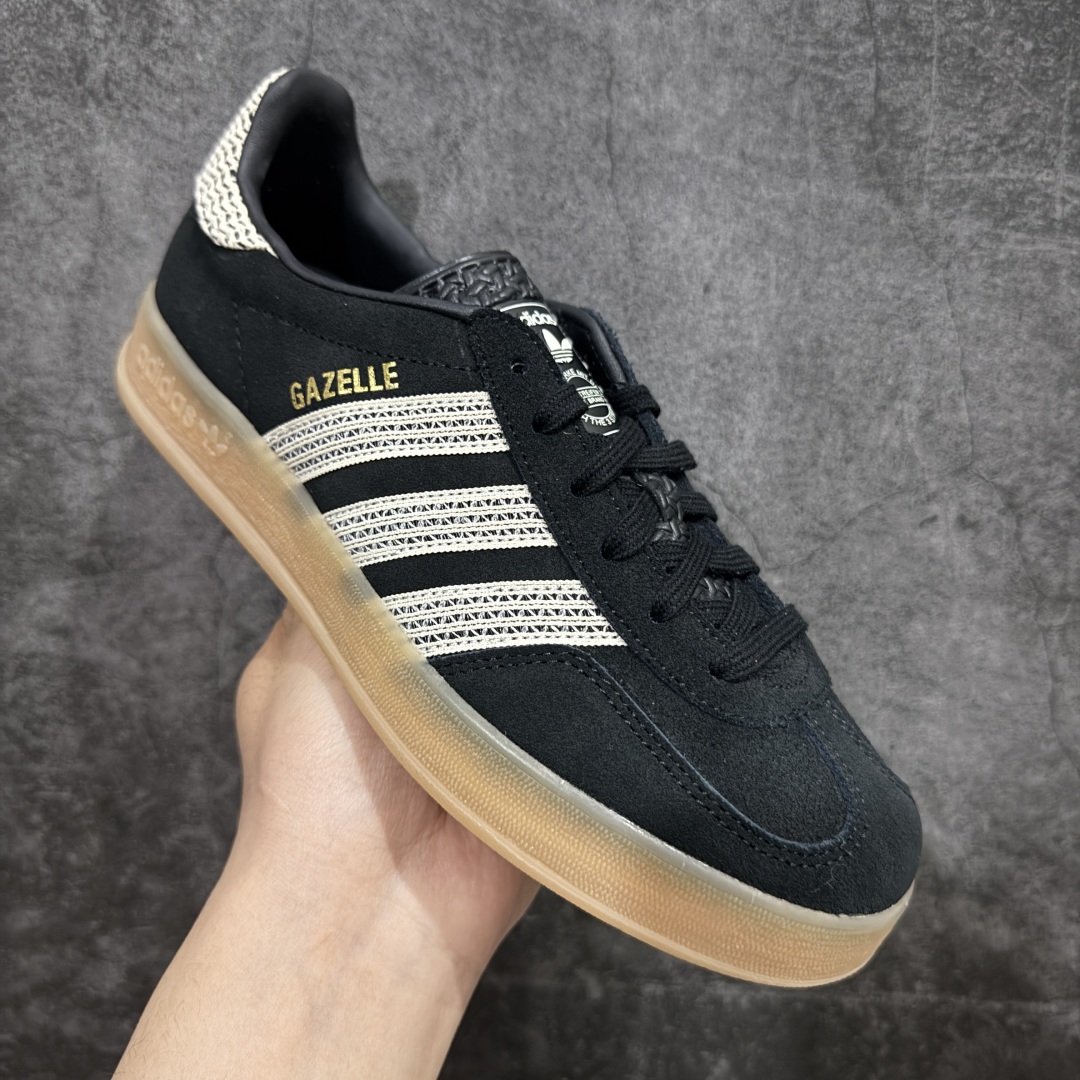 图片[3]-【渠道纯原版】AD Gazelle Indoor Trainers 羚羊内训系列低帮复古百搭休闲运动德训风板鞋 黑白JI2755 市场最高版本 完美还原zp细节，注意区别市场任何版本，完全不是一路货色‼️ 全鞋原材料打造，无任何色差，正确鞋型，后跟港宝材料定型，正确微透生胶大底，反口内里头层细腻小牛皮，纸板中底 鞋垫背胶，侧面正确烫金压印字母，所有细节完美还原‼️ 尺码：35 36 36.5 37 38 38.5 39 40 40.5 41 42 42.5 43 44 44.5 45-选品中心