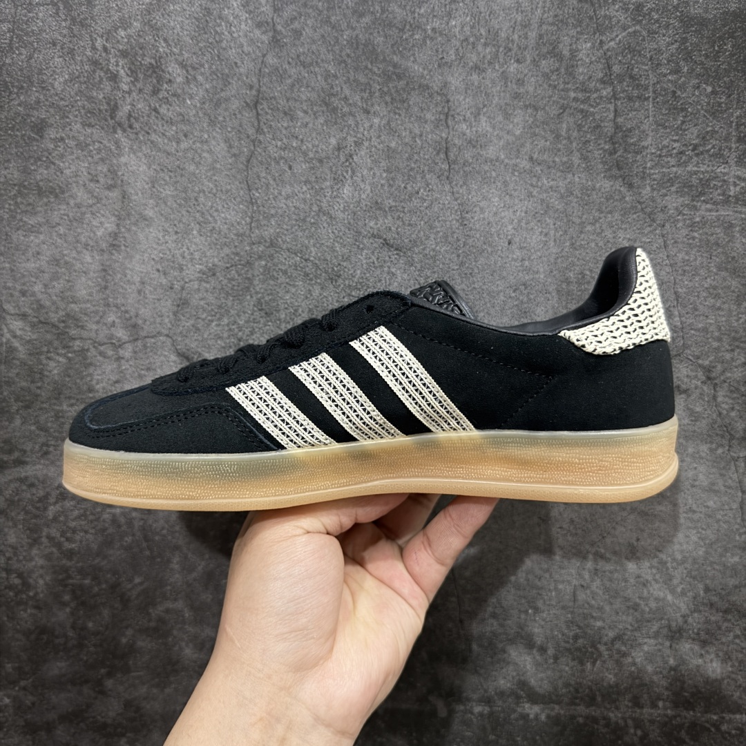 图片[2]-【渠道纯原版】AD Gazelle Indoor Trainers 羚羊内训系列低帮复古百搭休闲运动德训风板鞋 黑白JI2755 市场最高版本 完美还原zp细节，注意区别市场任何版本，完全不是一路货色‼️ 全鞋原材料打造，无任何色差，正确鞋型，后跟港宝材料定型，正确微透生胶大底，反口内里头层细腻小牛皮，纸板中底 鞋垫背胶，侧面正确烫金压印字母，所有细节完美还原‼️ 尺码：35 36 36.5 37 38 38.5 39 40 40.5 41 42 42.5 43 44 44.5 45-选品中心
