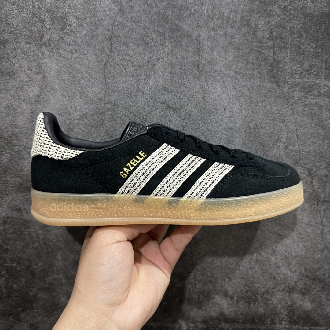 【渠道纯原版】AD Gazelle Indoor Trainers 羚羊内训系列低帮复古百搭休闲运动德训风板鞋 黑白JI2755 市场最高版本 完美还原zp细节，注意区别市场任何版本，完全不是一路货色‼️ 全鞋原材料打造，无任何色差，正确鞋型，后跟港宝材料定型，正确微透生胶大底，反口内里头层细腻小牛皮，纸板中底 鞋垫背胶，侧面正确烫金压印字母，所有细节完美还原‼️ 尺码：35 36 36.5 37 38 38.5 39 40 40.5 41 42 42.5 43 44 44.5 45-选品中心
