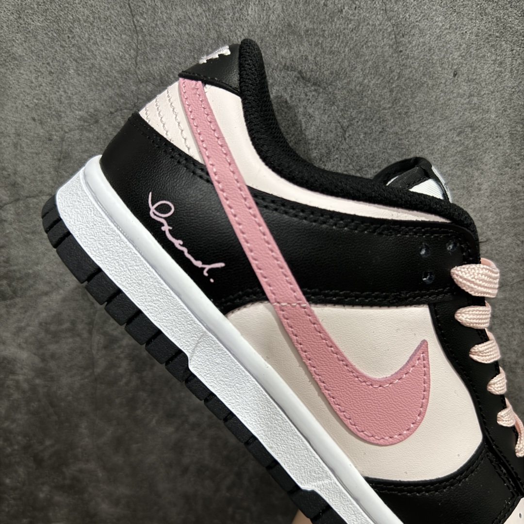 图片[7]-【YC纯原】NK Dunk Low 莓果特调 CW1590-100 定制系列天花板 无原鞋不开发 全系列得物原鞋一比一校对开发 配色持续更新中 终端对接 优势输出 全套原厂楦头原纸板数据档案倾力打造 原汁原味莞产 极致还原 圈内最强针车工艺 高端零售指定版 广东原厂配套原盒原标 鞋盒分三个尺码段 原厂冲刀 超高清洁度 全鞋零毛边皮料切割 采用原厂百宏鞋带以及原厂百宏织唛舌标 内标可供原厂几率过验 进口原装条纹中底布 四线拉帮白色点胶 原厂拉帮手法遵循公司 原厂电绣 极致还原 尺码：35.5 36 36.5 37.5 38 38.5 39 40-选品中心