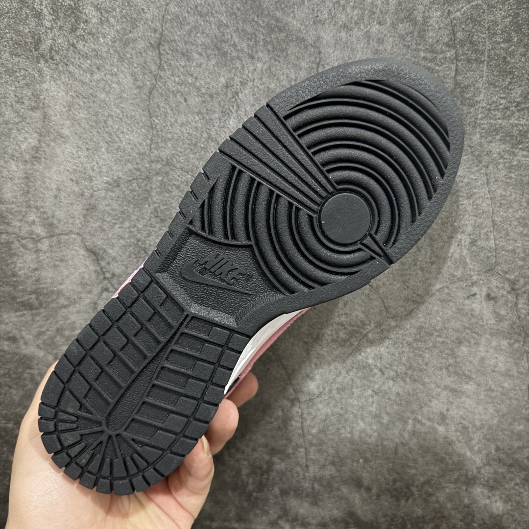 图片[9]-【YC纯原】NK Dunk Low 莓果特调 CW1590-100 定制系列天花板 无原鞋不开发 全系列得物原鞋一比一校对开发 配色持续更新中 终端对接 优势输出 全套原厂楦头原纸板数据档案倾力打造 原汁原味莞产 极致还原 圈内最强针车工艺 高端零售指定版 广东原厂配套原盒原标 鞋盒分三个尺码段 原厂冲刀 超高清洁度 全鞋零毛边皮料切割 采用原厂百宏鞋带以及原厂百宏织唛舌标 内标可供原厂几率过验 进口原装条纹中底布 四线拉帮白色点胶 原厂拉帮手法遵循公司 原厂电绣 极致还原 尺码：35.5 36 36.5 37.5 38 38.5 39 40-选品中心