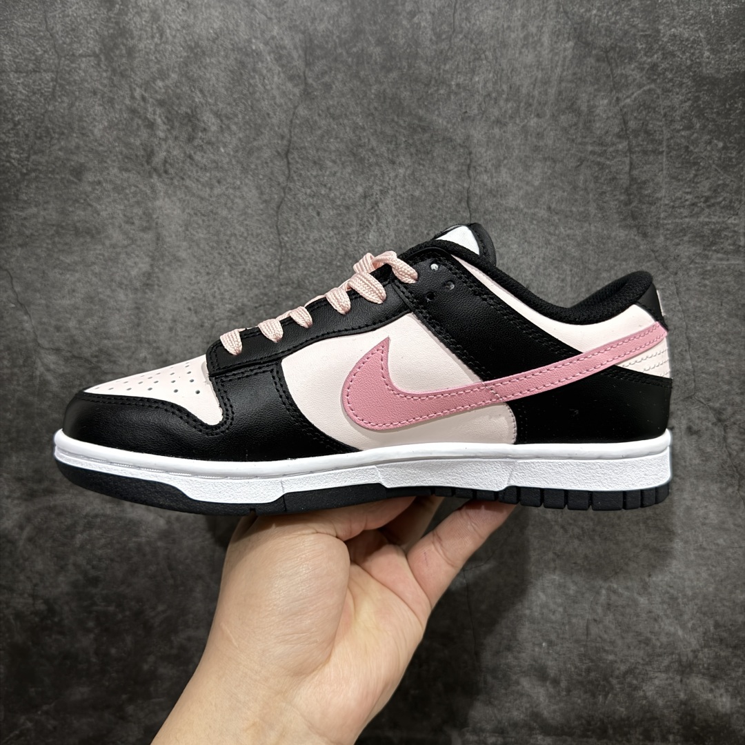 图片[2]-【YC纯原】NK Dunk Low 莓果特调 CW1590-100 定制系列天花板 无原鞋不开发 全系列得物原鞋一比一校对开发 配色持续更新中 终端对接 优势输出 全套原厂楦头原纸板数据档案倾力打造 原汁原味莞产 极致还原 圈内最强针车工艺 高端零售指定版 广东原厂配套原盒原标 鞋盒分三个尺码段 原厂冲刀 超高清洁度 全鞋零毛边皮料切割 采用原厂百宏鞋带以及原厂百宏织唛舌标 内标可供原厂几率过验 进口原装条纹中底布 四线拉帮白色点胶 原厂拉帮手法遵循公司 原厂电绣 极致还原 尺码：35.5 36 36.5 37.5 38 38.5 39 40-选品中心