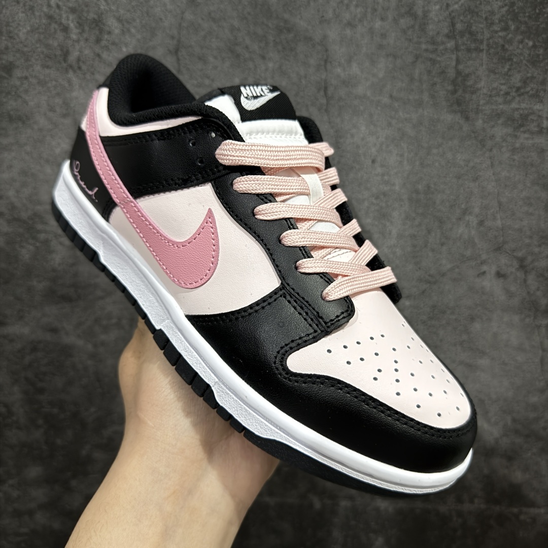 图片[3]-【YC纯原】NK Dunk Low 莓果特调 CW1590-100 定制系列天花板 无原鞋不开发 全系列得物原鞋一比一校对开发 配色持续更新中 终端对接 优势输出 全套原厂楦头原纸板数据档案倾力打造 原汁原味莞产 极致还原 圈内最强针车工艺 高端零售指定版 广东原厂配套原盒原标 鞋盒分三个尺码段 原厂冲刀 超高清洁度 全鞋零毛边皮料切割 采用原厂百宏鞋带以及原厂百宏织唛舌标 内标可供原厂几率过验 进口原装条纹中底布 四线拉帮白色点胶 原厂拉帮手法遵循公司 原厂电绣 极致还原 尺码：35.5 36 36.5 37.5 38 38.5 39 40-选品中心