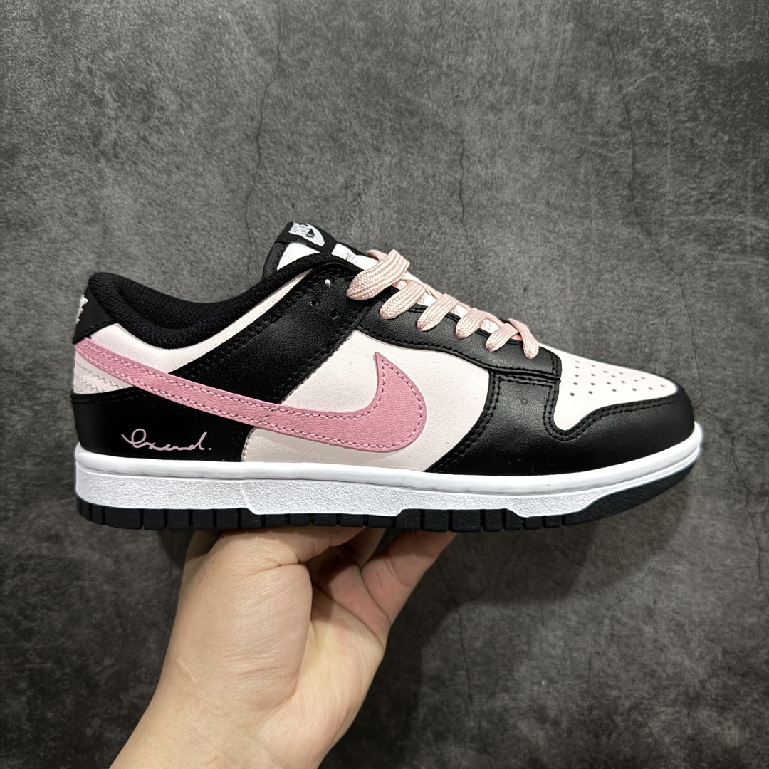 【YC纯原】NK Dunk Low 莓果特调 CW1590-100 定制系列天花板 无原鞋不开发 全系列得物原鞋一比一校对开发 配色持续更新中 终端对接 优势输出 全套原厂楦头原纸板数据档案倾力打造 原汁原味莞产 极致还原 圈内最强针车工艺 高端零售指定版 广东原厂配套原盒原标 鞋盒分三个尺码段 原厂冲刀 超高清洁度 全鞋零毛边皮料切割 采用原厂百宏鞋带以及原厂百宏织唛舌标 内标可供原厂几率过验 进口原装条纹中底布 四线拉帮白色点胶 原厂拉帮手法遵循公司 原厂电绣 极致还原 尺码:35.5 36 36.5 37.5 38 38.5 39 40-选品中心