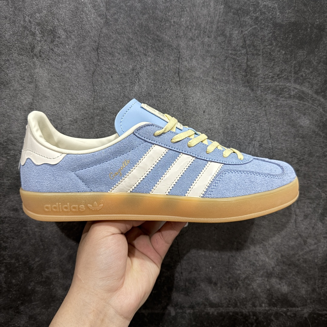 【神版】AD Gazelle Indoor Trainers 羚羊内训系列低帮复古百搭休闲运动德训风板鞋 JR8029 90年代经典的复刻版！自60年代以足球训练鞋面世以来,Gazelle就以其经典设计席卷全球。1991年版本的复刻,再造经典Gazelle。采用皮革打造,搭配浊色细节,让这款经典更加简约。 尺码：36 36⅔ 37⅓ 38 38⅔ 39⅓ 40 40⅔ 41⅓ 42 42⅔ 43⅓ 44 45-选品中心