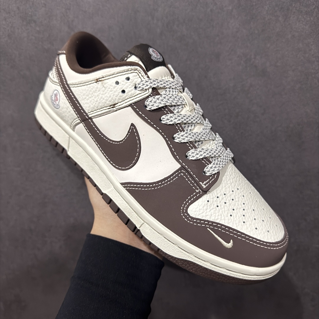 图片[3]-【定制版】Nk SB Dunk Low Moncler联名 奶白棕 周年高端定制 低帮休闲板鞋 AG3702-854  #定制鞋盒 大厂纯原品质出货 超高清洁度 皮料切割干净无任何毛边 细节完美   尺码：36 36.5 37.5 38 38.5 39 40 40.5 41 42 42.5 43 44 44.5 45-选品中心