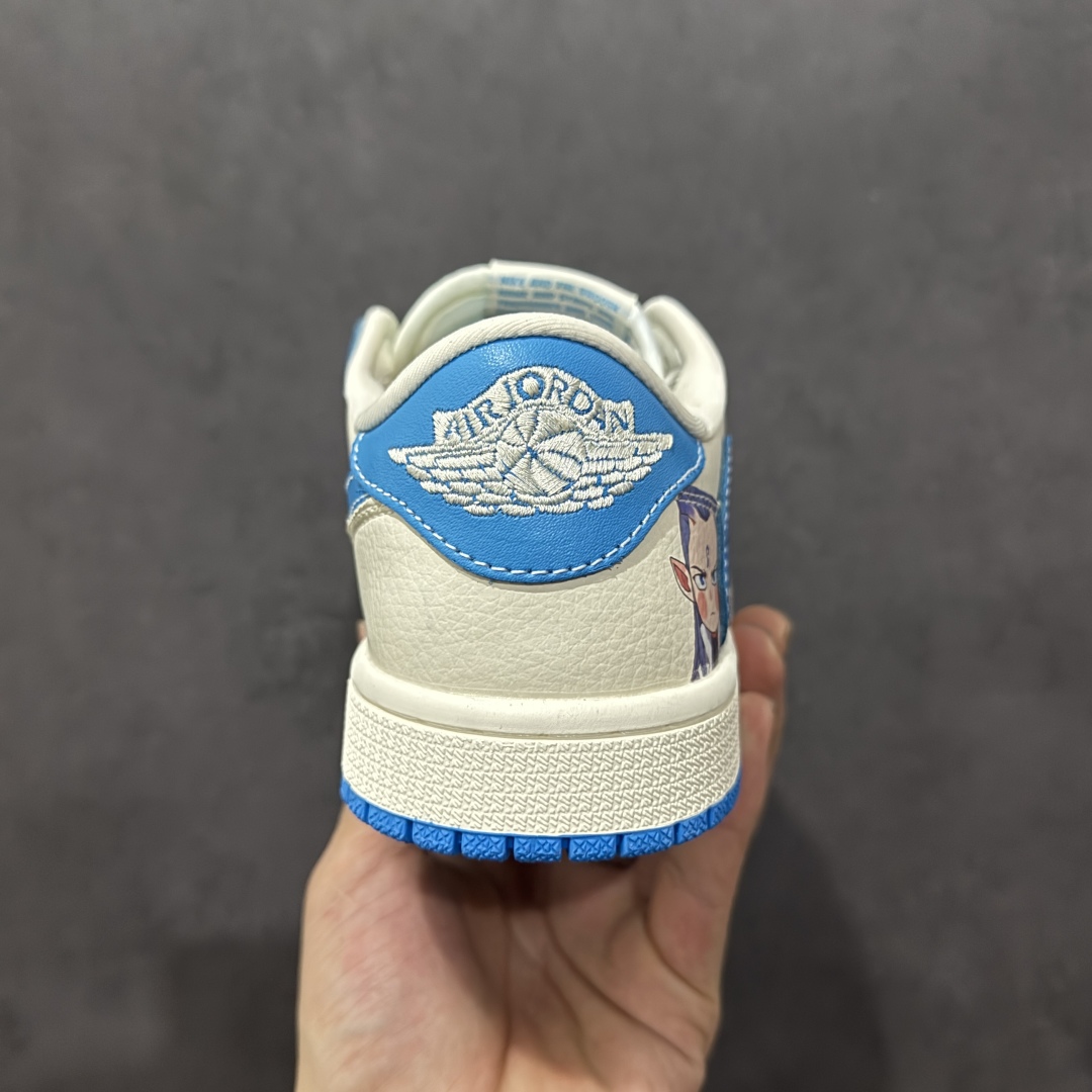 图片[4]-【定制版】Travis Scott x Fragment Design x Air Jordan 1 Low OG SP AJ1 乔1 哪吒联名 灵珠 低帮文化休闲板鞋 XS2025-066  #多方联名合作融合了Travis Scott 独特的音乐风格，藤原浩个性的设计风格以及Jordan品牌的经典元素 使其成为一双具有独特身份和价值的鞋子 清新而立体的外观加上联名标识更突出了其独特身份 这种配色方案显示出活力和时尚感 在视觉上引人注目 鞋身的质感和细腻的细节处理使其显得高端而格调十足 这款“倒钩”联名是设计与创意完美结合 融合多方的个性风格是一款备受瞩目的潮流鞋款  尺码：36 36.5 37.5 38 38.5 39 40 40.5 41 42 42.5 43 44 44.5 45-选品中心