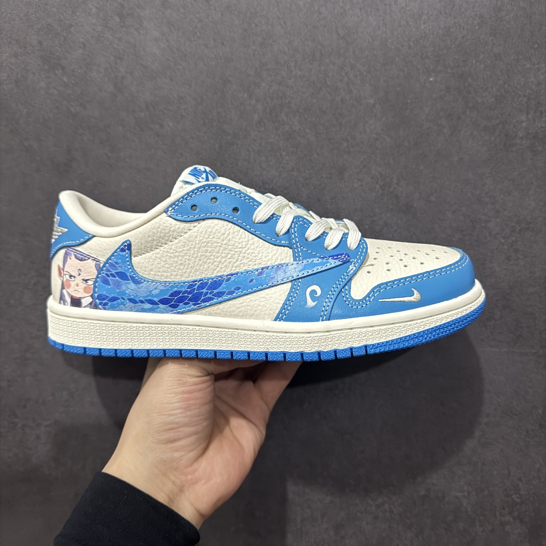 【定制版】Travis Scott x Fragment Design x Air Jordan 1 Low OG SP AJ1 乔1 哪吒联名 灵珠 低帮文化休闲板鞋 XS2025-066  #多方联名合作融合了Travis Scott 独特的音乐风格，藤原浩个性的设计风格以及Jordan品牌的经典元素 使其成为一双具有独特身份和价值的鞋子 清新而立体的外观加上联名标识更突出了其独特身份 这种配色方案显示出活力和时尚感 在视觉上引人注目 鞋身的质感和细腻的细节处理使其显得高端而格调十足 这款“倒钩”联名是设计与创意完美结合 融合多方的个性风格是一款备受瞩目的潮流鞋款  尺码：36 36.5 37.5 38 38.5 39 40 40.5 41 42 42.5 43 44 44.5 45-选品中心