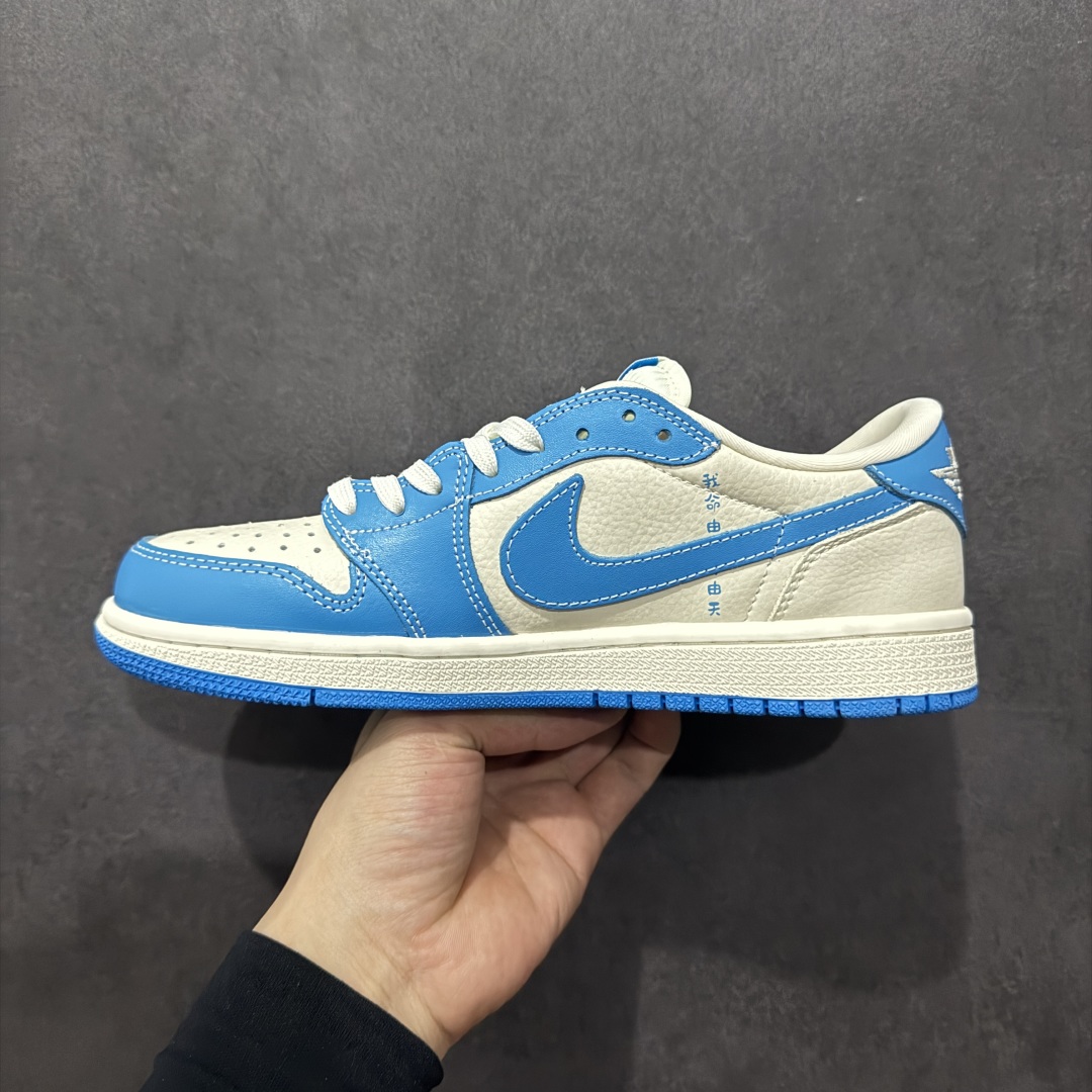 图片[2]-【定制版】Travis Scott x Fragment Design x Air Jordan 1 Low OG SP AJ1 乔1 哪吒联名 灵珠 低帮文化休闲板鞋 XS2025-066  #多方联名合作融合了Travis Scott 独特的音乐风格，藤原浩个性的设计风格以及Jordan品牌的经典元素 使其成为一双具有独特身份和价值的鞋子 清新而立体的外观加上联名标识更突出了其独特身份 这种配色方案显示出活力和时尚感 在视觉上引人注目 鞋身的质感和细腻的细节处理使其显得高端而格调十足 这款“倒钩”联名是设计与创意完美结合 融合多方的个性风格是一款备受瞩目的潮流鞋款  尺码：36 36.5 37.5 38 38.5 39 40 40.5 41 42 42.5 43 44 44.5 45-选品中心