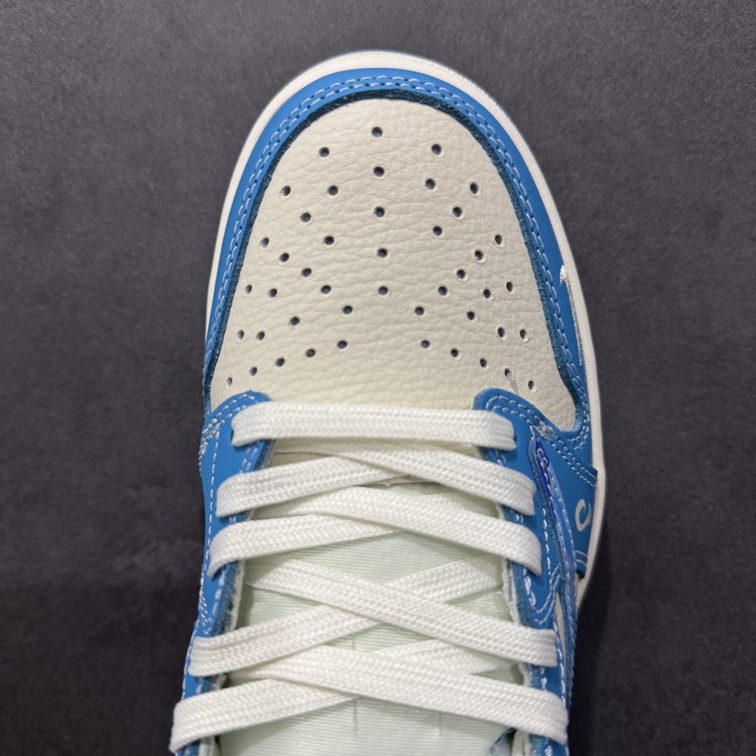 图片[8]-【定制版】Travis Scott x Fragment Design x Air Jordan 1 Low OG SP AJ1 乔1 哪吒联名 灵珠 低帮文化休闲板鞋 XS2025-066  #多方联名合作融合了Travis Scott 独特的音乐风格，藤原浩个性的设计风格以及Jordan品牌的经典元素 使其成为一双具有独特身份和价值的鞋子 清新而立体的外观加上联名标识更突出了其独特身份 这种配色方案显示出活力和时尚感 在视觉上引人注目 鞋身的质感和细腻的细节处理使其显得高端而格调十足 这款“倒钩”联名是设计与创意完美结合 融合多方的个性风格是一款备受瞩目的潮流鞋款  尺码：36 36.5 37.5 38 38.5 39 40 40.5 41 42 42.5 43 44 44.5 45-选品中心