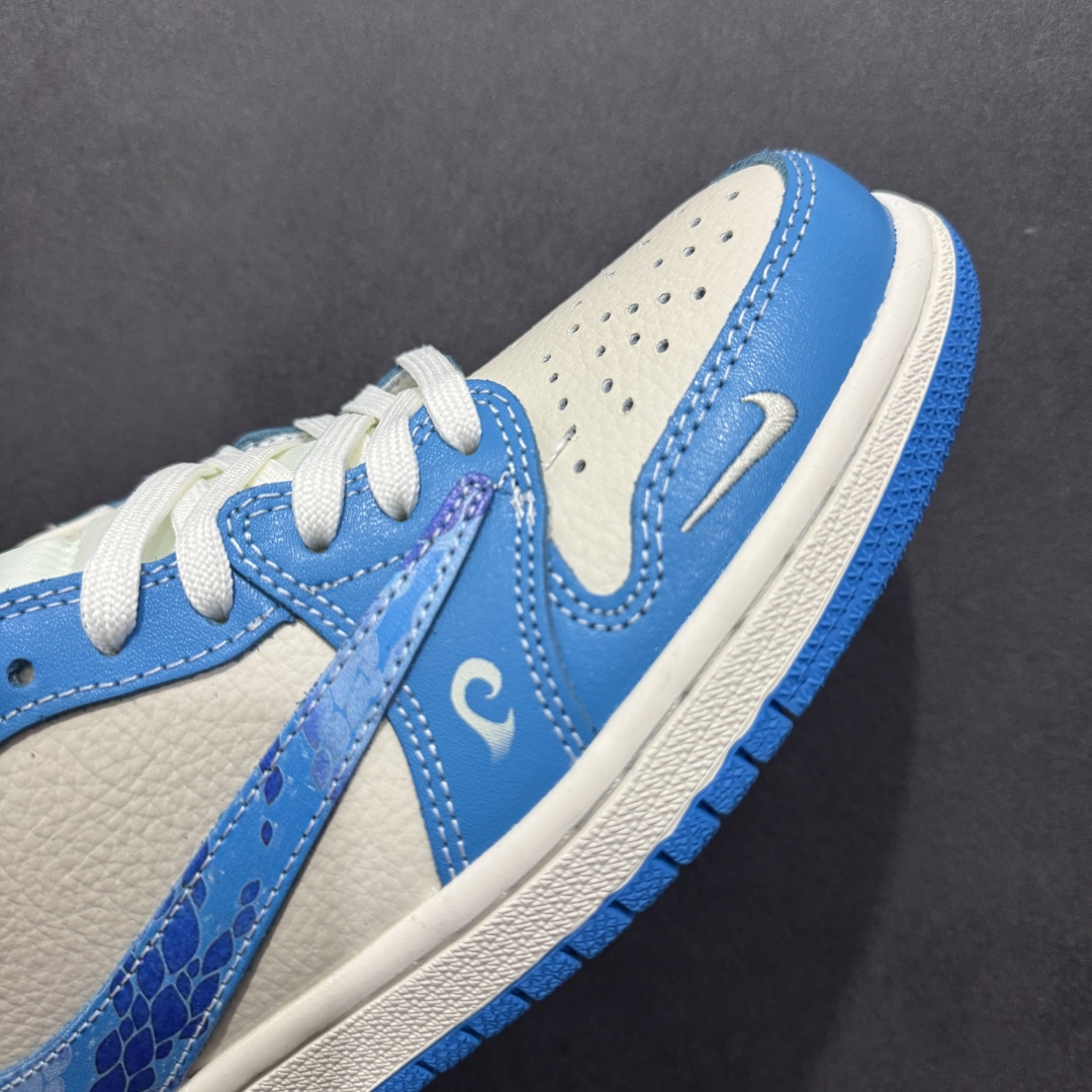 图片[5]-【定制版】Travis Scott x Fragment Design x Air Jordan 1 Low OG SP AJ1 乔1 哪吒联名 灵珠 低帮文化休闲板鞋 XS2025-066  #多方联名合作融合了Travis Scott 独特的音乐风格，藤原浩个性的设计风格以及Jordan品牌的经典元素 使其成为一双具有独特身份和价值的鞋子 清新而立体的外观加上联名标识更突出了其独特身份 这种配色方案显示出活力和时尚感 在视觉上引人注目 鞋身的质感和细腻的细节处理使其显得高端而格调十足 这款“倒钩”联名是设计与创意完美结合 融合多方的个性风格是一款备受瞩目的潮流鞋款  尺码：36 36.5 37.5 38 38.5 39 40 40.5 41 42 42.5 43 44 44.5 45-选品中心