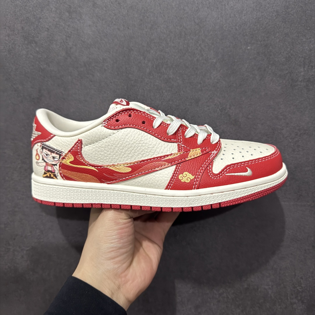 【定制版】Travis Scott x Fragment Design x Air Jordan 1 Low OG SP AJ1 乔1 哪吒联名 魔丸 低帮文化休闲板鞋 XS2025-088  #多方联名合作融合了Travis Scott 独特的音乐风格，藤原浩个性的设计风格以及Jordan品牌的经典元素 使其成为一双具有独特身份和价值的鞋子 清新而立体的外观加上联名标识更突出了其独特身份 这种配色方案显示出活力和时尚感 在视觉上引人注目 鞋身的质感和细腻的细节处理使其显得高端而格调十足 这款“倒钩”联名是设计与创意完美结合 融合多方的个性风格是一款备受瞩目的潮流鞋款  尺码：36 36.5 37.5 38 38.5 39 40 40.5 41 42 42.5 43 44 44.5 45-选品中心