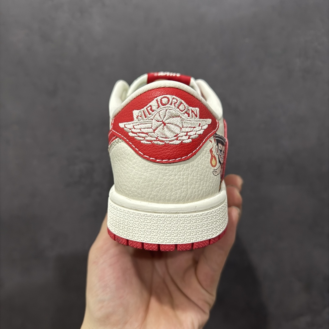 图片[4]-【定制版】Travis Scott x Fragment Design x Air Jordan 1 Low OG SP AJ1 乔1 哪吒联名 魔丸 低帮文化休闲板鞋 XS2025-088  #多方联名合作融合了Travis Scott 独特的音乐风格，藤原浩个性的设计风格以及Jordan品牌的经典元素 使其成为一双具有独特身份和价值的鞋子 清新而立体的外观加上联名标识更突出了其独特身份 这种配色方案显示出活力和时尚感 在视觉上引人注目 鞋身的质感和细腻的细节处理使其显得高端而格调十足 这款“倒钩”联名是设计与创意完美结合 融合多方的个性风格是一款备受瞩目的潮流鞋款  尺码：36 36.5 37.5 38 38.5 39 40 40.5 41 42 42.5 43 44 44.5 45-选品中心