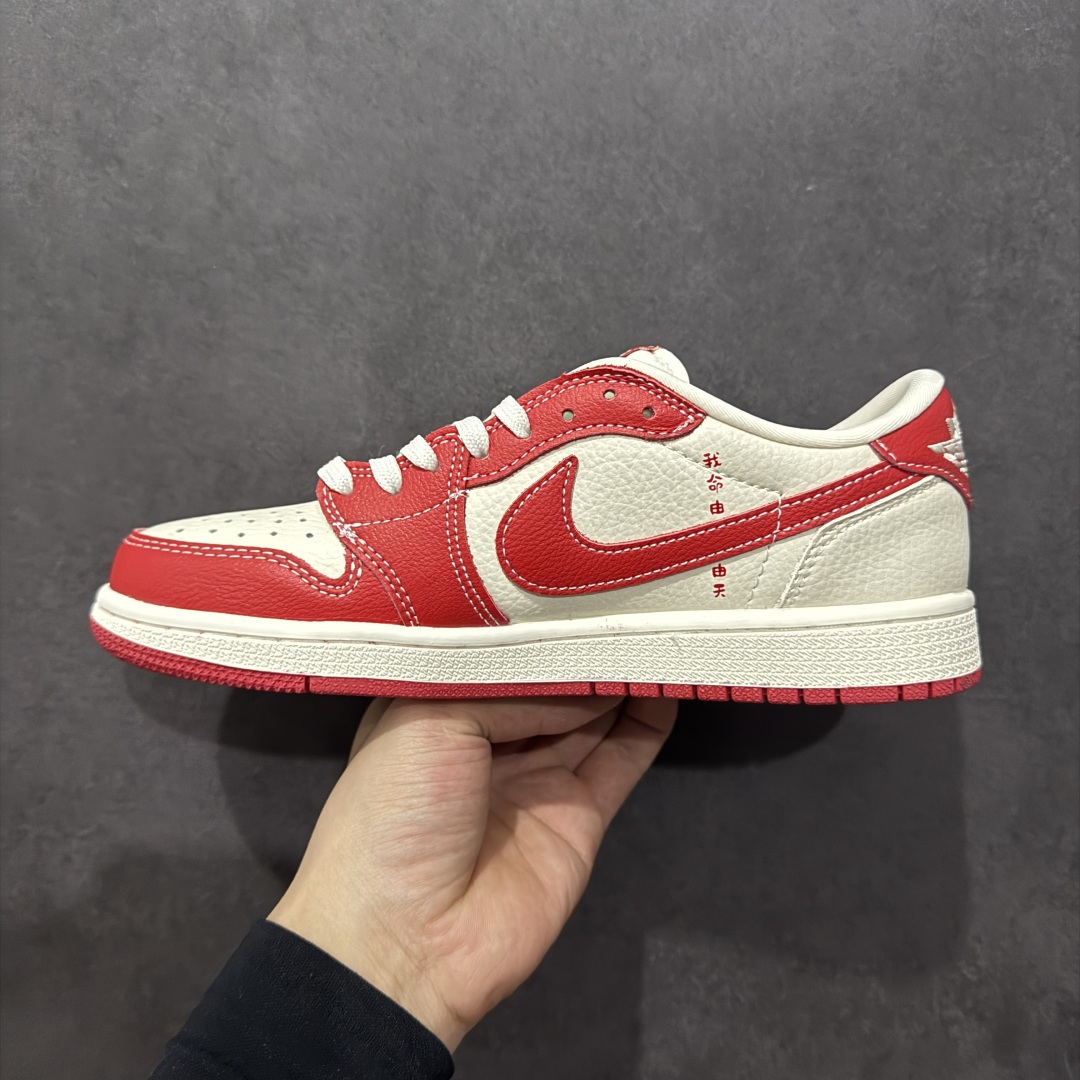 图片[2]-【定制版】Travis Scott x Fragment Design x Air Jordan 1 Low OG SP AJ1 乔1 哪吒联名 魔丸 低帮文化休闲板鞋 XS2025-088  #多方联名合作融合了Travis Scott 独特的音乐风格，藤原浩个性的设计风格以及Jordan品牌的经典元素 使其成为一双具有独特身份和价值的鞋子 清新而立体的外观加上联名标识更突出了其独特身份 这种配色方案显示出活力和时尚感 在视觉上引人注目 鞋身的质感和细腻的细节处理使其显得高端而格调十足 这款“倒钩”联名是设计与创意完美结合 融合多方的个性风格是一款备受瞩目的潮流鞋款  尺码：36 36.5 37.5 38 38.5 39 40 40.5 41 42 42.5 43 44 44.5 45-选品中心