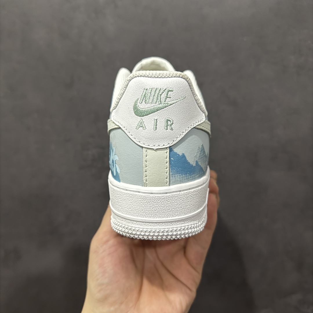 图片[4]-【定制版】Nk Air Force 1\’07 Low \\\”Celadon\\\” 青花瓷 空军一号低帮休闲板鞋 LJ2288-222  #初闻“青花瓷”之名，脑海中便会浮现出一幅烟雨朦胧的江南画卷。那细腻洁白的胎体，恰似江南水乡的薄雾，轻柔而纯净；幽然绽放的蓝色花纹，宛如水墨画中的笔触，肆意又洒脱。它诞生于土，却在烈火的淬炼下，脱胎换骨，成为了瓷器中的翘楚  尺码：36 36.5 37 38 38.5 39 40 40.5 41 42 42.5 43 44 44.5 45-选品中心