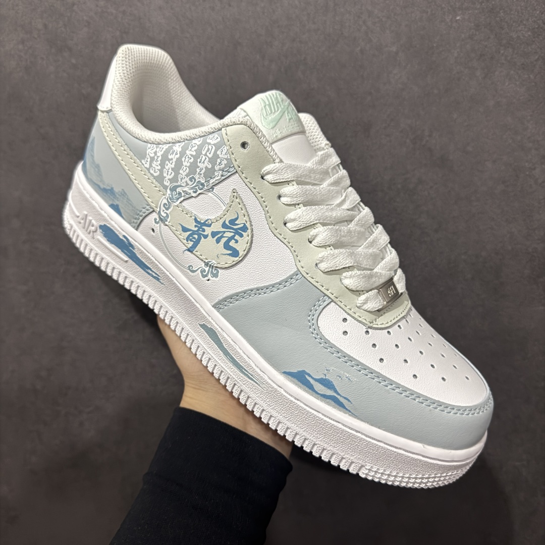 图片[3]-【定制版】Nk Air Force 1\’07 Low \\\”Celadon\\\” 青花瓷 空军一号低帮休闲板鞋 LJ2288-222  #初闻“青花瓷”之名，脑海中便会浮现出一幅烟雨朦胧的江南画卷。那细腻洁白的胎体，恰似江南水乡的薄雾，轻柔而纯净；幽然绽放的蓝色花纹，宛如水墨画中的笔触，肆意又洒脱。它诞生于土，却在烈火的淬炼下，脱胎换骨，成为了瓷器中的翘楚  尺码：36 36.5 37 38 38.5 39 40 40.5 41 42 42.5 43 44 44.5 45-选品中心