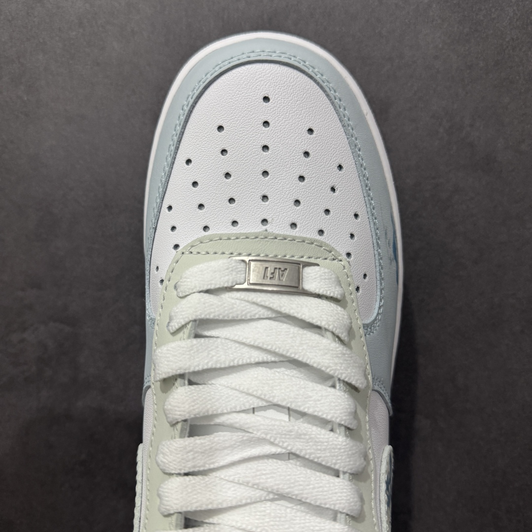 图片[8]-【定制版】Nk Air Force 1\’07 Low \\\”Celadon\\\” 青花瓷 空军一号低帮休闲板鞋 LJ2288-222  #初闻“青花瓷”之名，脑海中便会浮现出一幅烟雨朦胧的江南画卷。那细腻洁白的胎体，恰似江南水乡的薄雾，轻柔而纯净；幽然绽放的蓝色花纹，宛如水墨画中的笔触，肆意又洒脱。它诞生于土，却在烈火的淬炼下，脱胎换骨，成为了瓷器中的翘楚  尺码：36 36.5 37 38 38.5 39 40 40.5 41 42 42.5 43 44 44.5 45-选品中心