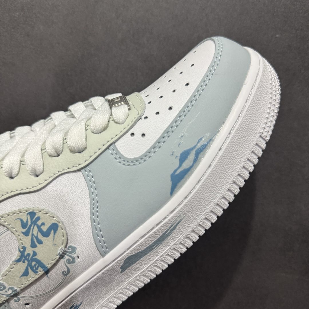 图片[5]-【定制版】Nk Air Force 1\’07 Low \\\”Celadon\\\” 青花瓷 空军一号低帮休闲板鞋 LJ2288-222  #初闻“青花瓷”之名，脑海中便会浮现出一幅烟雨朦胧的江南画卷。那细腻洁白的胎体，恰似江南水乡的薄雾，轻柔而纯净；幽然绽放的蓝色花纹，宛如水墨画中的笔触，肆意又洒脱。它诞生于土，却在烈火的淬炼下，脱胎换骨，成为了瓷器中的翘楚  尺码：36 36.5 37 38 38.5 39 40 40.5 41 42 42.5 43 44 44.5 45-选品中心