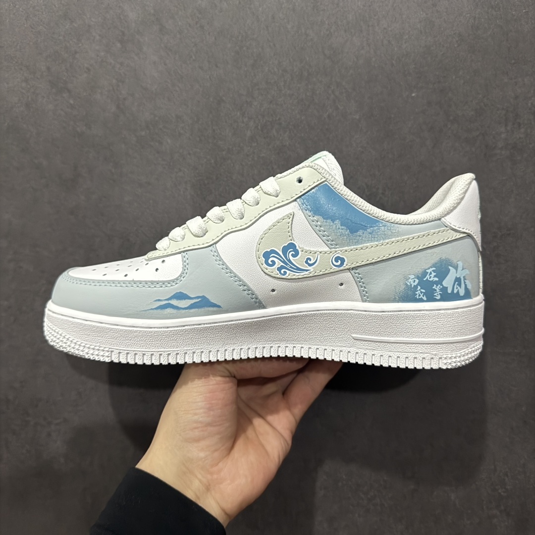 图片[2]-【定制版】Nk Air Force 1\’07 Low \\\”Celadon\\\” 青花瓷 空军一号低帮休闲板鞋 LJ2288-222  #初闻“青花瓷”之名，脑海中便会浮现出一幅烟雨朦胧的江南画卷。那细腻洁白的胎体，恰似江南水乡的薄雾，轻柔而纯净；幽然绽放的蓝色花纹，宛如水墨画中的笔触，肆意又洒脱。它诞生于土，却在烈火的淬炼下，脱胎换骨，成为了瓷器中的翘楚  尺码：36 36.5 37 38 38.5 39 40 40.5 41 42 42.5 43 44 44.5 45-选品中心