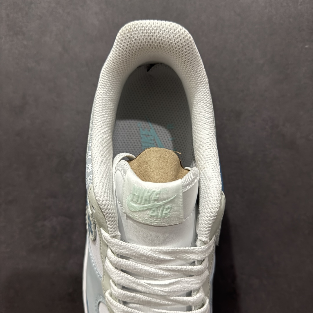 图片[7]-【定制版】Nk Air Force 1\’07 Low \\\”Celadon\\\” 青花瓷 空军一号低帮休闲板鞋 LJ2288-222  #初闻“青花瓷”之名，脑海中便会浮现出一幅烟雨朦胧的江南画卷。那细腻洁白的胎体，恰似江南水乡的薄雾，轻柔而纯净；幽然绽放的蓝色花纹，宛如水墨画中的笔触，肆意又洒脱。它诞生于土，却在烈火的淬炼下，脱胎换骨，成为了瓷器中的翘楚  尺码：36 36.5 37 38 38.5 39 40 40.5 41 42 42.5 43 44 44.5 45-选品中心