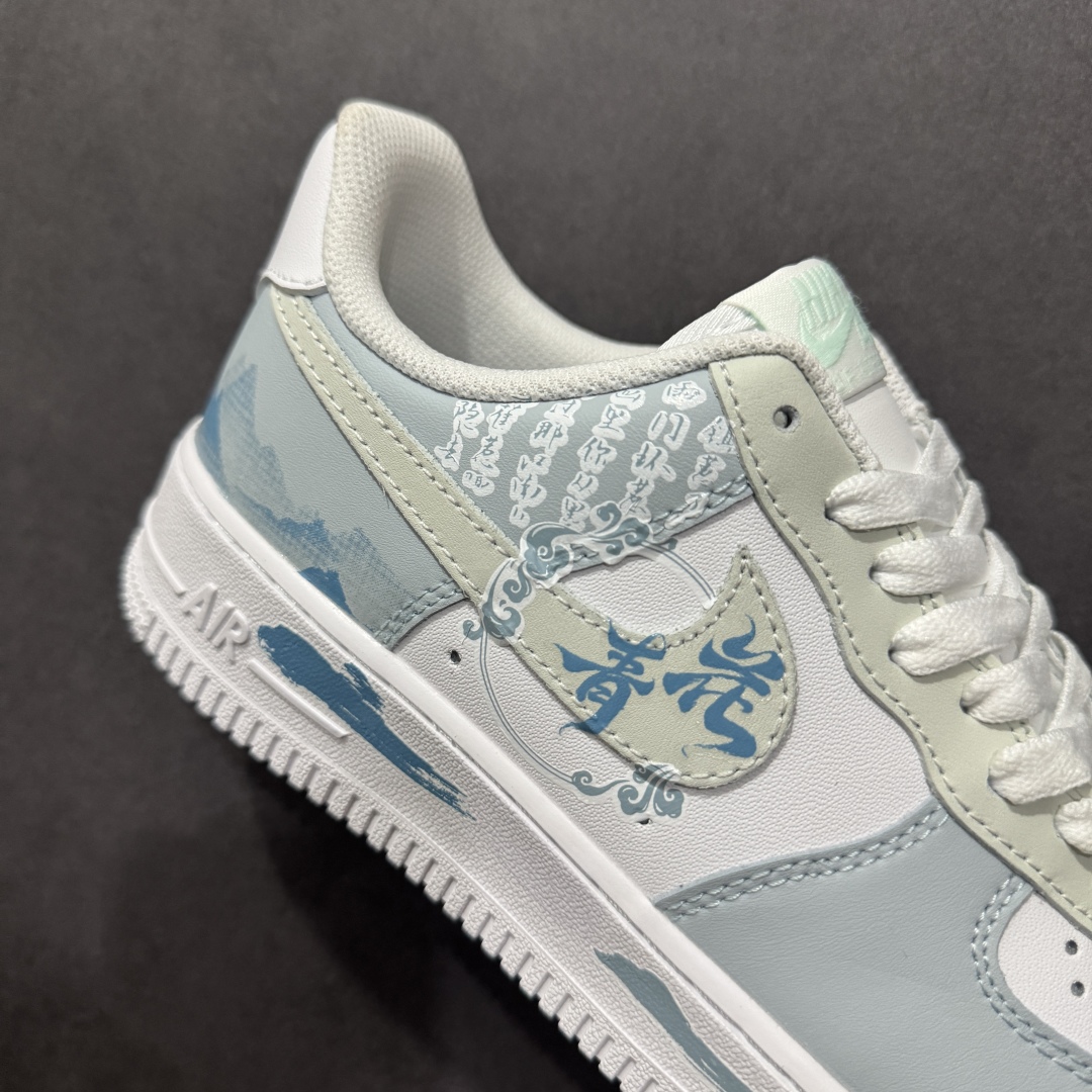 图片[6]-【定制版】Nk Air Force 1\’07 Low \\\”Celadon\\\” 青花瓷 空军一号低帮休闲板鞋 LJ2288-222  #初闻“青花瓷”之名，脑海中便会浮现出一幅烟雨朦胧的江南画卷。那细腻洁白的胎体，恰似江南水乡的薄雾，轻柔而纯净；幽然绽放的蓝色花纹，宛如水墨画中的笔触，肆意又洒脱。它诞生于土，却在烈火的淬炼下，脱胎换骨，成为了瓷器中的翘楚  尺码：36 36.5 37 38 38.5 39 40 40.5 41 42 42.5 43 44 44.5 45-选品中心