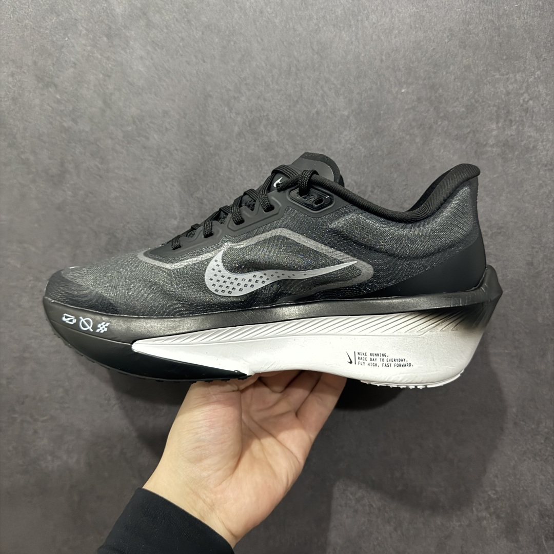 图片[2]-【公司级】NK ZoomX Invincible Run Flyknit 6 轻量跑鞋 飞织低帮休闲运动慢跑鞋 厚底增高 老爹鞋 此鞋专为短跑运动员而生 是为 5 至 10 公里距离的赛事和训练打造 整体设计采用流线型的轻质工程网眼材质构成鞋面 并与其他 Running 旗舰鞋款同样搭载全脚掌 ZoomX 缓冲中底 搭配 Pebax 物料与橡胶外底 ZoomX StreakFly 首发配色以Prototype呈现 其灵感是来自开发期间的磨损测试 透过编号的标记与内侧的预期跑步距离突出研发过程 货号： FN8454-001 尺码：36 36.5 37.5 38 38.5 39 40 40.5 41 42 42.5 43 44 45-选品中心