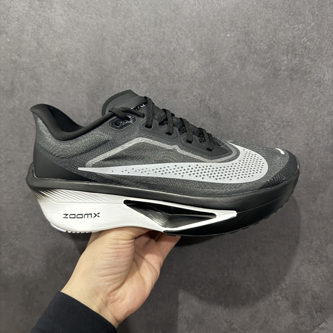 【公司级】NK ZoomX Invincible Run Flyknit 6 轻量跑鞋 飞织低帮休闲运动慢跑鞋 厚底增高 老爹鞋 此鞋专为短跑运动员而生 是为 5 至 10 公里距离的赛事和训练打造 整体设计采用流线型的轻质工程网眼材质构成鞋面 并与其他 Running 旗舰鞋款同样搭载全脚掌 ZoomX 缓冲中底 搭配 Pebax 物料与橡胶外底 ZoomX StreakFly 首发配色以Prototype呈现 其灵感是来自开发期间的磨损测试 透过编号的标记与内侧的预期跑步距离突出研发过程 货号： FN8454-001 尺码：36 36.5 37.5 38 38.5 39 40 40.5 41 42 42.5 43 44 45-选品中心
