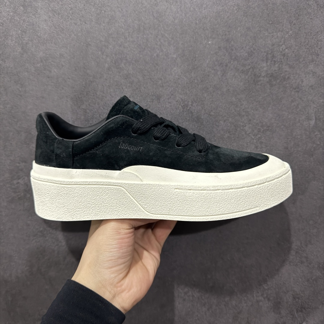 【公司级】adidas LABCOURT 百搭休闲轻松舒适 耐磨透气低帮 板鞋 男女同款 鞋面使用了绒毛麂皮 ,鞋面和鞋底连接处使用了包边处理,看起来更加精致有型;内里也使用了光滑的优质皮革,鞋垫上的Adidas LOGO彰显品牌身份,鞋子后脚跟处的英文 ENDINEERED FOR THE STYLE OF FUTURE译为“为未来的风格而设计” ! 货号:ID6227 尺码:36-45-选品中心