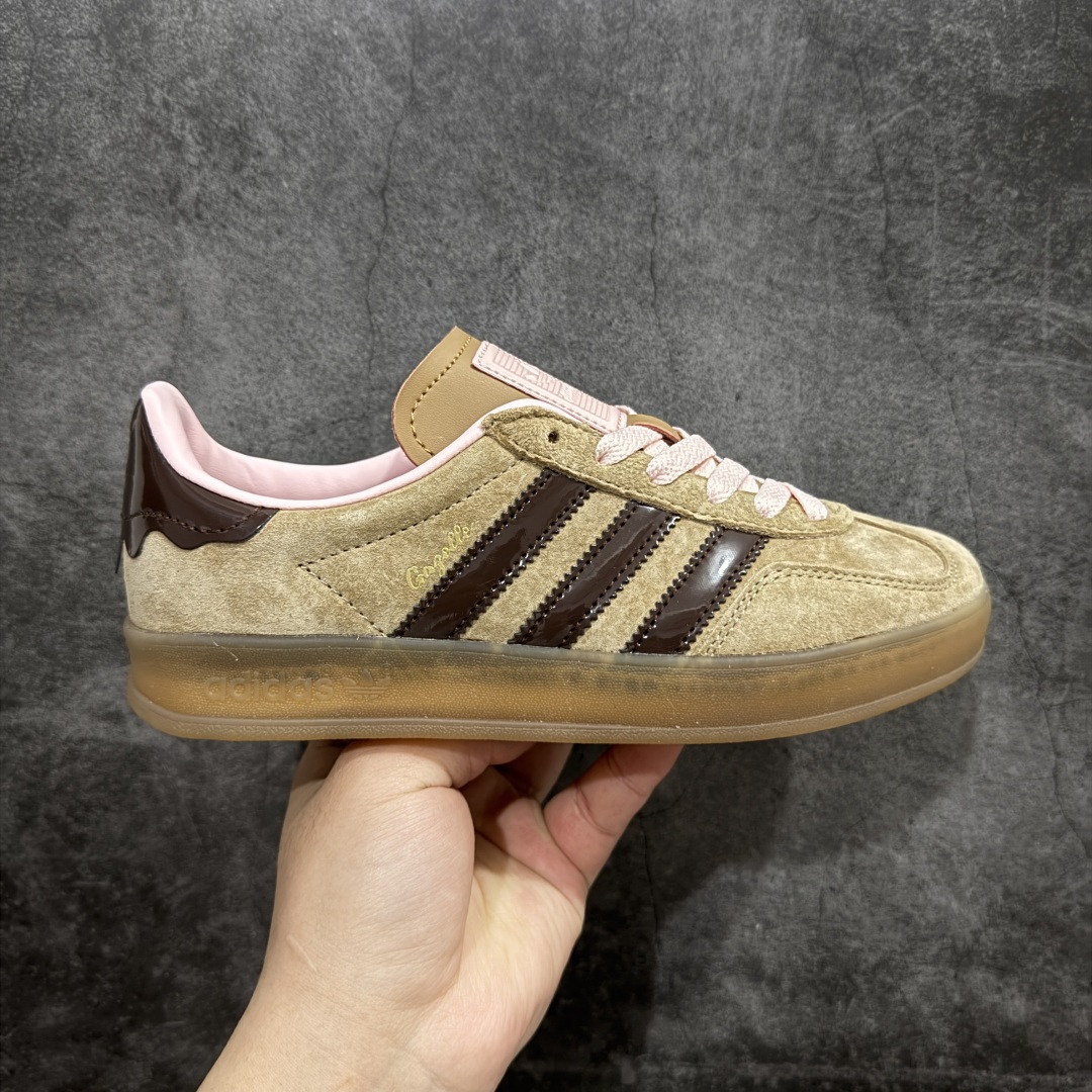 【公司级】adidas originals Gazelle Indoor 棕色 此款鞋延续了橡胶外底和经典款式的传统。优质绒面革鞋面和标志性的3条纹采用明亮的对比色,为久经考验的外观带来俏皮、富有表现力的饰面。 货号:JR8028 尺码:35.5 36 36.5 37 38 38.5 39 40 40.5 41 42 42.5 43 44 44.5 45-选品中心