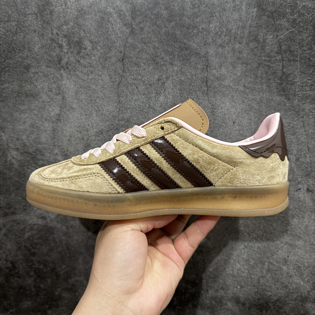 图片[2]-【公司级】adidas originals Gazelle Indoor 棕色 此款鞋延续了橡胶外底和经典款式的传统。优质绒面革鞋面和标志性的3条纹采用明亮的对比色，为久经考验的外观带来俏皮、富有表现力的饰面。 货号：JR8028 尺码：35.5 36 36.5 37 38 38.5 39 40 40.5 41 42 42.5 43 44 44.5 45-选品中心