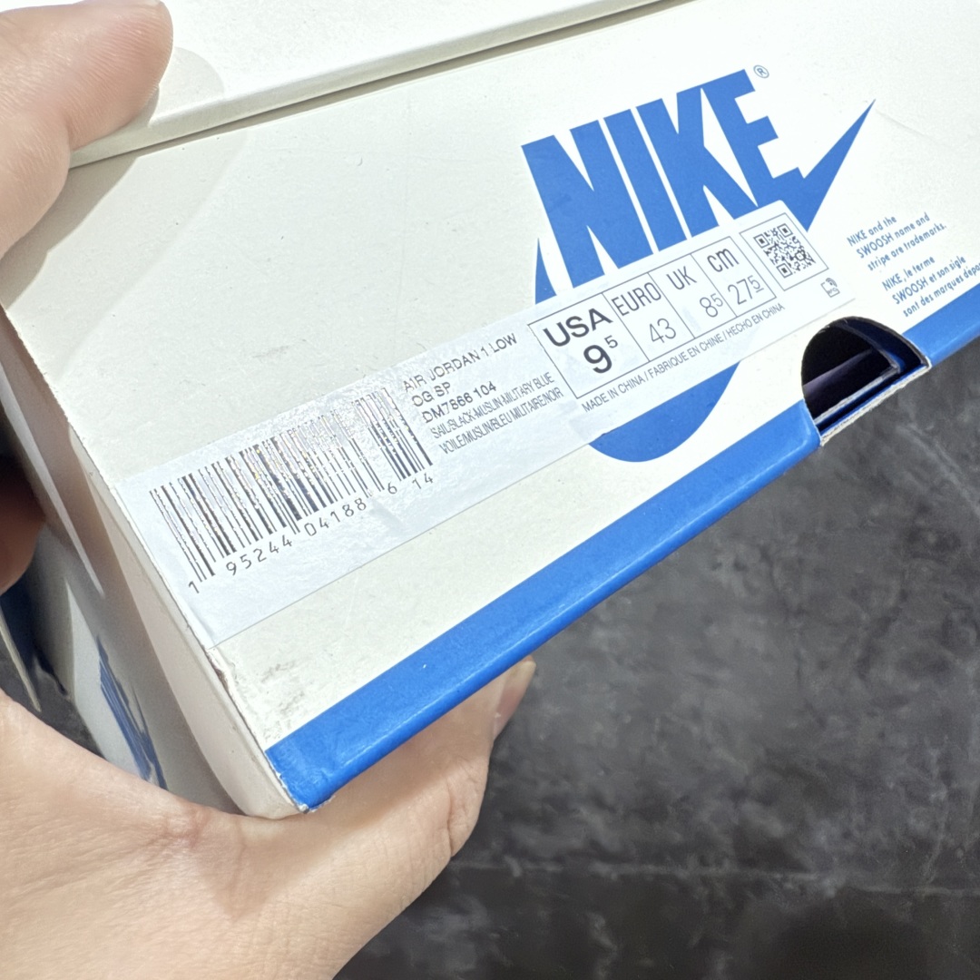 图片[15]-【纯原LW版】Travis Scott x Air Jordan AJ1 Low OG SP TS联名倒钩低帮 白蓝闪电2.0 DM7866-104 知名大厂出品 巅峰品质 市场第一梯队 高端零售推荐版本 细节改进版 实拍所见即所得 自行揣摩 此版在各大纯原阵营中 绝对是Top级别的存在‼️ 实物过于完美 高端零售主推版本 关键价格也不杀猪💪🏻 品质自观实拍👇🏻 所有皮料均来自原厂 所有细节均多次校对 针车效果同步原鞋 刺绣拉到原厂定做 原楦原纸板开发 后跟弧度收口自然不对折 极致一眼正品既视感 进口玻璃冲刀皮料裁剪零毛边 承诺百分百一致原鞋 鞋面清洁度最高 QC检验标准 控制溢胶 鞋盒、防尘纸 配件鞋带 均采购来自原厂 尺码：36-48.5-选品中心