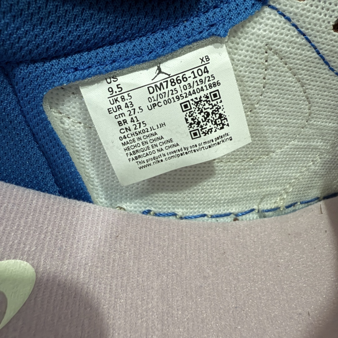 图片[4]-【纯原LW版】Travis Scott x Air Jordan AJ1 Low OG SP TS联名倒钩低帮 白蓝闪电2.0 DM7866-104 知名大厂出品 巅峰品质 市场第一梯队 高端零售推荐版本 细节改进版 实拍所见即所得 自行揣摩 此版在各大纯原阵营中 绝对是Top级别的存在‼️ 实物过于完美 高端零售主推版本 关键价格也不杀猪💪🏻 品质自观实拍👇🏻 所有皮料均来自原厂 所有细节均多次校对 针车效果同步原鞋 刺绣拉到原厂定做 原楦原纸板开发 后跟弧度收口自然不对折 极致一眼正品既视感 进口玻璃冲刀皮料裁剪零毛边 承诺百分百一致原鞋 鞋面清洁度最高 QC检验标准 控制溢胶 鞋盒、防尘纸 配件鞋带 均采购来自原厂 尺码：36-48.5-选品中心