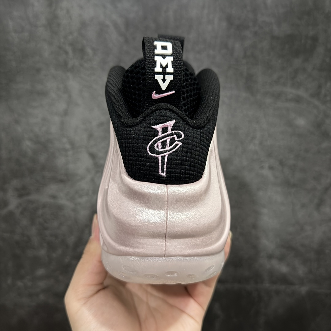 图片[4]-【莞产纯原】NK Air Foamposite One 市售最强品质 莞产顶级品质 樱花粉喷 2024 喷泡 HF2902-001 莞产原底面 公司渠道同模具 鞋型发泡360度无死角 双层Zoom气垫植入 中底完美注胶 搭载原厂碳纤维材质 诞生于1997年的NK Air Foamposite系列可以说是整个球鞋历史上最为经典的系列之一 也就是我们常说的“喷”和“泡” 其中“喷”由Foamposite One代言人Penny的英文音译而来 而“泡”则来源于另一款鞋型 Foamposite Pro中\\\”pro\\\”的音译 在诞生初期 由于高昂的造价以及超前的外形 Foamposite系列的反对者不在少数 甚至有人认为这款鞋会毁掉整个球鞋行业 但事实证明这双灵感来自于甲虫 自带“黑科技”鞋面以及双层Zoom+大块碳板的太空球鞋不仅受到了大众的接受与追捧 并且成功的影响了篮球鞋的发展 尺码：38.5 39 40 40.5 41 42 42.5 43 44 44.5 45 46-选品中心