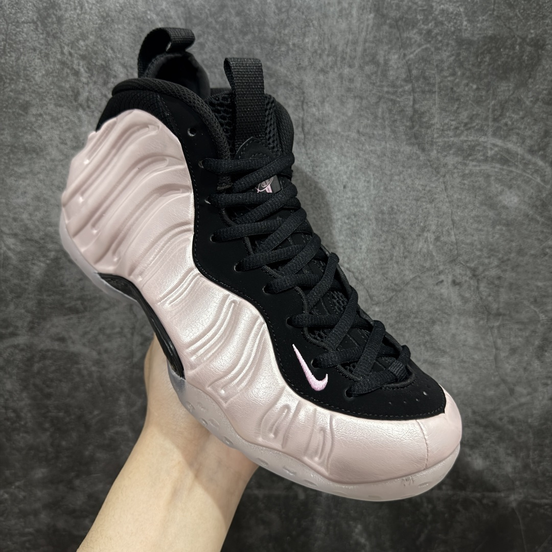 图片[3]-【莞产纯原】NK Air Foamposite One 市售最强品质 莞产顶级品质 樱花粉喷 2024 喷泡 HF2902-001 莞产原底面 公司渠道同模具 鞋型发泡360度无死角 双层Zoom气垫植入 中底完美注胶 搭载原厂碳纤维材质 诞生于1997年的NK Air Foamposite系列可以说是整个球鞋历史上最为经典的系列之一 也就是我们常说的“喷”和“泡” 其中“喷”由Foamposite One代言人Penny的英文音译而来 而“泡”则来源于另一款鞋型 Foamposite Pro中\\\”pro\\\”的音译 在诞生初期 由于高昂的造价以及超前的外形 Foamposite系列的反对者不在少数 甚至有人认为这款鞋会毁掉整个球鞋行业 但事实证明这双灵感来自于甲虫 自带“黑科技”鞋面以及双层Zoom+大块碳板的太空球鞋不仅受到了大众的接受与追捧 并且成功的影响了篮球鞋的发展 尺码：38.5 39 40 40.5 41 42 42.5 43 44 44.5 45 46-选品中心