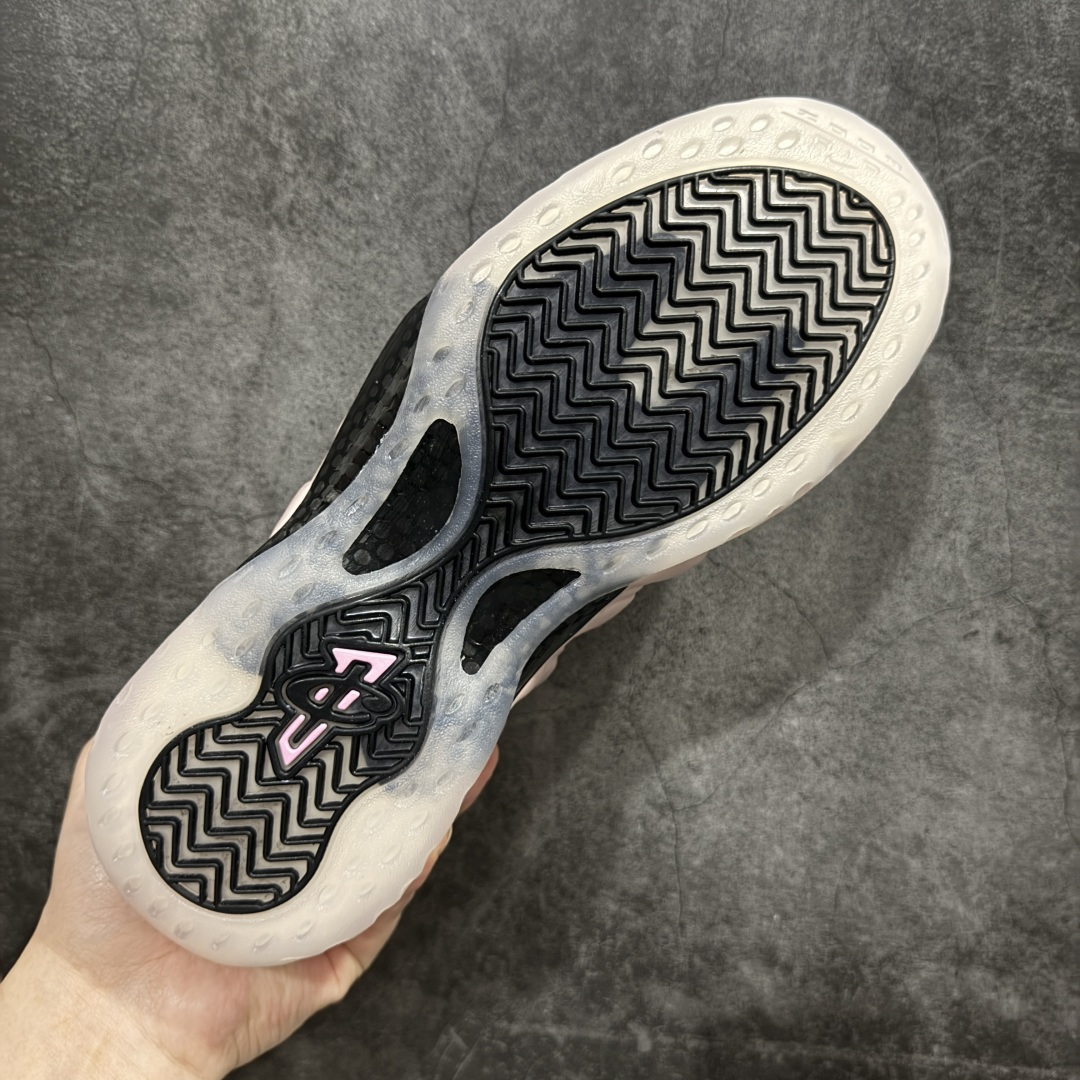 图片[9]-【莞产纯原】NK Air Foamposite One 市售最强品质 莞产顶级品质 樱花粉喷 2024 喷泡 HF2902-001 莞产原底面 公司渠道同模具 鞋型发泡360度无死角 双层Zoom气垫植入 中底完美注胶 搭载原厂碳纤维材质 诞生于1997年的NK Air Foamposite系列可以说是整个球鞋历史上最为经典的系列之一 也就是我们常说的“喷”和“泡” 其中“喷”由Foamposite One代言人Penny的英文音译而来 而“泡”则来源于另一款鞋型 Foamposite Pro中\\\”pro\\\”的音译 在诞生初期 由于高昂的造价以及超前的外形 Foamposite系列的反对者不在少数 甚至有人认为这款鞋会毁掉整个球鞋行业 但事实证明这双灵感来自于甲虫 自带“黑科技”鞋面以及双层Zoom+大块碳板的太空球鞋不仅受到了大众的接受与追捧 并且成功的影响了篮球鞋的发展 尺码：38.5 39 40 40.5 41 42 42.5 43 44 44.5 45 46-选品中心