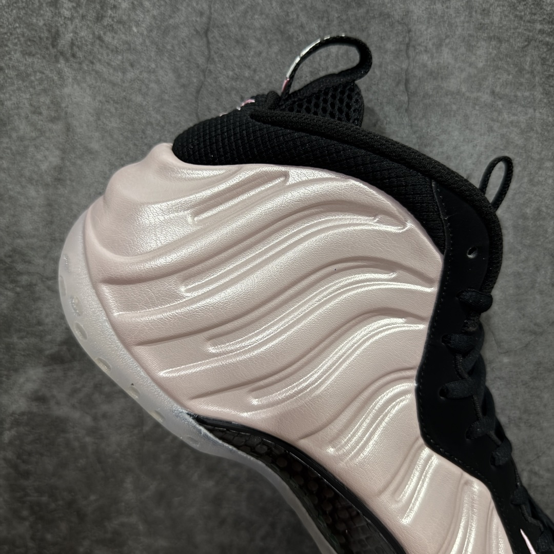 图片[7]-【莞产纯原】NK Air Foamposite One 市售最强品质 莞产顶级品质 樱花粉喷 2024 喷泡 HF2902-001 莞产原底面 公司渠道同模具 鞋型发泡360度无死角 双层Zoom气垫植入 中底完美注胶 搭载原厂碳纤维材质 诞生于1997年的NK Air Foamposite系列可以说是整个球鞋历史上最为经典的系列之一 也就是我们常说的“喷”和“泡” 其中“喷”由Foamposite One代言人Penny的英文音译而来 而“泡”则来源于另一款鞋型 Foamposite Pro中\\\”pro\\\”的音译 在诞生初期 由于高昂的造价以及超前的外形 Foamposite系列的反对者不在少数 甚至有人认为这款鞋会毁掉整个球鞋行业 但事实证明这双灵感来自于甲虫 自带“黑科技”鞋面以及双层Zoom+大块碳板的太空球鞋不仅受到了大众的接受与追捧 并且成功的影响了篮球鞋的发展 尺码：38.5 39 40 40.5 41 42 42.5 43 44 44.5 45 46-选品中心