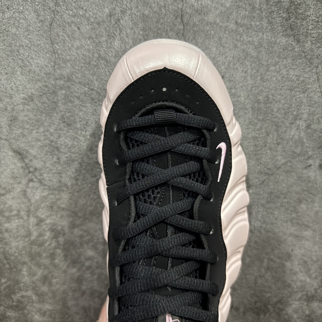 图片[5]-【莞产纯原】NK Air Foamposite One 市售最强品质 莞产顶级品质 樱花粉喷 2024 喷泡 HF2902-001 莞产原底面 公司渠道同模具 鞋型发泡360度无死角 双层Zoom气垫植入 中底完美注胶 搭载原厂碳纤维材质 诞生于1997年的NK Air Foamposite系列可以说是整个球鞋历史上最为经典的系列之一 也就是我们常说的“喷”和“泡” 其中“喷”由Foamposite One代言人Penny的英文音译而来 而“泡”则来源于另一款鞋型 Foamposite Pro中\\\”pro\\\”的音译 在诞生初期 由于高昂的造价以及超前的外形 Foamposite系列的反对者不在少数 甚至有人认为这款鞋会毁掉整个球鞋行业 但事实证明这双灵感来自于甲虫 自带“黑科技”鞋面以及双层Zoom+大块碳板的太空球鞋不仅受到了大众的接受与追捧 并且成功的影响了篮球鞋的发展 尺码：38.5 39 40 40.5 41 42 42.5 43 44 44.5 45 46-选品中心