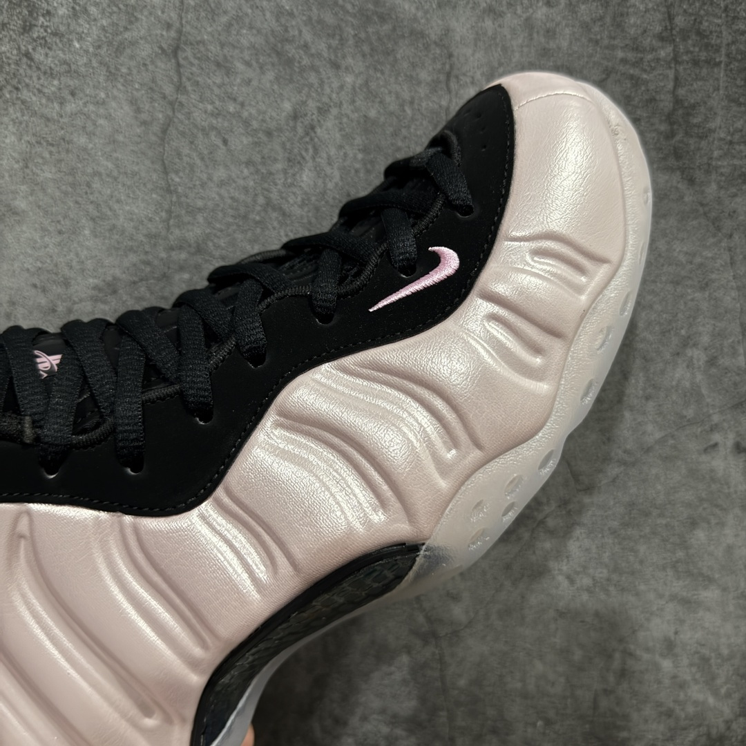 图片[6]-【莞产纯原】NK Air Foamposite One 市售最强品质 莞产顶级品质 樱花粉喷 2024 喷泡 HF2902-001 莞产原底面 公司渠道同模具 鞋型发泡360度无死角 双层Zoom气垫植入 中底完美注胶 搭载原厂碳纤维材质 诞生于1997年的NK Air Foamposite系列可以说是整个球鞋历史上最为经典的系列之一 也就是我们常说的“喷”和“泡” 其中“喷”由Foamposite One代言人Penny的英文音译而来 而“泡”则来源于另一款鞋型 Foamposite Pro中\\\”pro\\\”的音译 在诞生初期 由于高昂的造价以及超前的外形 Foamposite系列的反对者不在少数 甚至有人认为这款鞋会毁掉整个球鞋行业 但事实证明这双灵感来自于甲虫 自带“黑科技”鞋面以及双层Zoom+大块碳板的太空球鞋不仅受到了大众的接受与追捧 并且成功的影响了篮球鞋的发展 尺码：38.5 39 40 40.5 41 42 42.5 43 44 44.5 45 46-选品中心