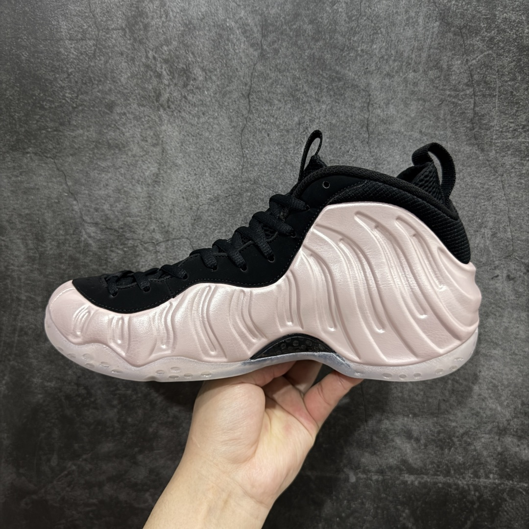 图片[2]-【莞产纯原】NK Air Foamposite One 市售最强品质 莞产顶级品质 樱花粉喷 2024 喷泡 HF2902-001 莞产原底面 公司渠道同模具 鞋型发泡360度无死角 双层Zoom气垫植入 中底完美注胶 搭载原厂碳纤维材质 诞生于1997年的NK Air Foamposite系列可以说是整个球鞋历史上最为经典的系列之一 也就是我们常说的“喷”和“泡” 其中“喷”由Foamposite One代言人Penny的英文音译而来 而“泡”则来源于另一款鞋型 Foamposite Pro中\\\”pro\\\”的音译 在诞生初期 由于高昂的造价以及超前的外形 Foamposite系列的反对者不在少数 甚至有人认为这款鞋会毁掉整个球鞋行业 但事实证明这双灵感来自于甲虫 自带“黑科技”鞋面以及双层Zoom+大块碳板的太空球鞋不仅受到了大众的接受与追捧 并且成功的影响了篮球鞋的发展 尺码：38.5 39 40 40.5 41 42 42.5 43 44 44.5 45 46-选品中心
