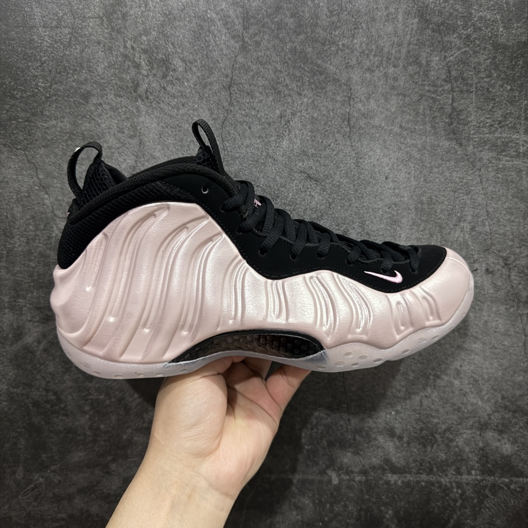 【莞产纯原】NK Air Foamposite One 市售最强品质 莞产顶级品质 樱花粉喷 2024 喷泡 HF2902-001 莞产原底面 公司渠道同模具 鞋型发泡360度无死角 双层Zoom气垫植入 中底完美注胶 搭载原厂碳纤维材质 诞生于1997年的NK Air Foamposite系列可以说是整个球鞋历史上最为经典的系列之一 也就是我们常说的“喷”和“泡” 其中“喷”由Foamposite One代言人Penny的英文音译而来 而“泡”则来源于另一款鞋型 Foamposite Pro中\\\