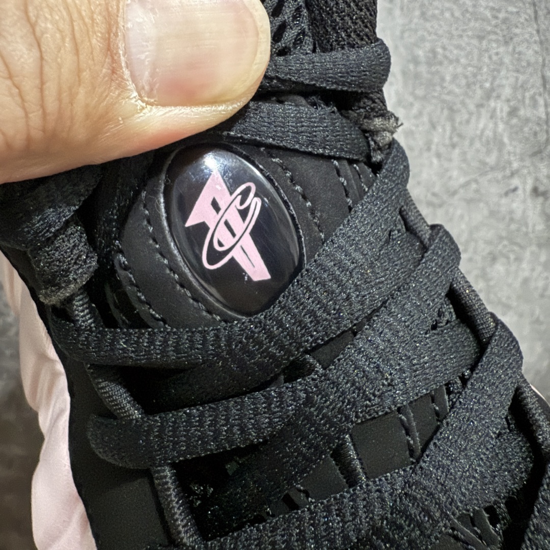 图片[5]-【莞产纯原】NK Air Foamposite One 市售最强品质 莞产顶级品质 樱花粉喷 2024 喷泡 HF2902-001 莞产原底面 公司渠道同模具 鞋型发泡360度无死角 双层Zoom气垫植入 中底完美注胶 搭载原厂碳纤维材质 诞生于1997年的NK Air Foamposite系列可以说是整个球鞋历史上最为经典的系列之一 也就是我们常说的“喷”和“泡” 其中“喷”由Foamposite One代言人Penny的英文音译而来 而“泡”则来源于另一款鞋型 Foamposite Pro中\\\”pro\\\”的音译 在诞生初期 由于高昂的造价以及超前的外形 Foamposite系列的反对者不在少数 甚至有人认为这款鞋会毁掉整个球鞋行业 但事实证明这双灵感来自于甲虫 自带“黑科技”鞋面以及双层Zoom+大块碳板的太空球鞋不仅受到了大众的接受与追捧 并且成功的影响了篮球鞋的发展 尺码：38.5 39 40 40.5 41 42 42.5 43 44 44.5 45 46-选品中心