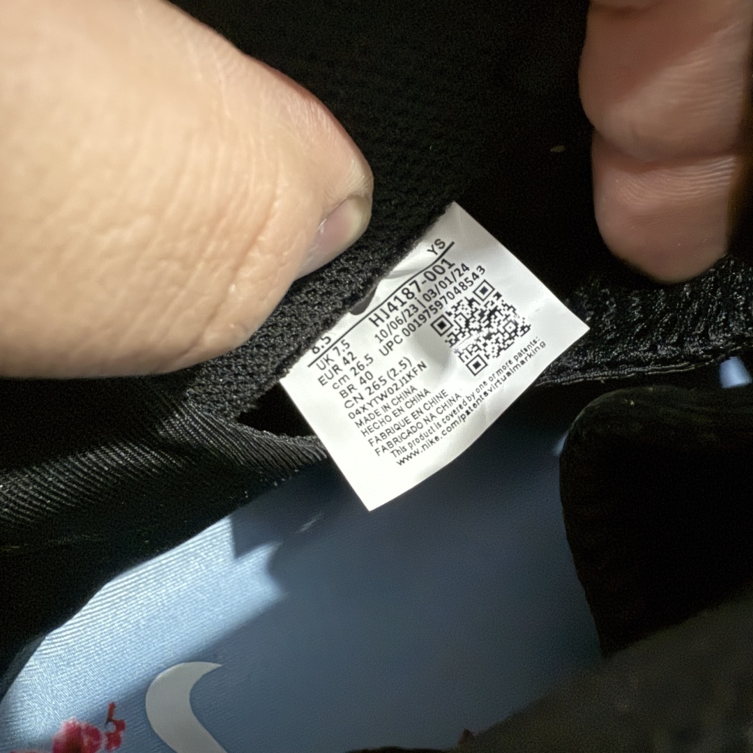 图片[7]-【莞产纯原】NK Air Foamposite One 市售最强品质 莞产顶级品质 樱花粉喷 2024 喷泡 HF2902-001 莞产原底面 公司渠道同模具 鞋型发泡360度无死角 双层Zoom气垫植入 中底完美注胶 搭载原厂碳纤维材质 诞生于1997年的NK Air Foamposite系列可以说是整个球鞋历史上最为经典的系列之一 也就是我们常说的“喷”和“泡” 其中“喷”由Foamposite One代言人Penny的英文音译而来 而“泡”则来源于另一款鞋型 Foamposite Pro中\\\”pro\\\”的音译 在诞生初期 由于高昂的造价以及超前的外形 Foamposite系列的反对者不在少数 甚至有人认为这款鞋会毁掉整个球鞋行业 但事实证明这双灵感来自于甲虫 自带“黑科技”鞋面以及双层Zoom+大块碳板的太空球鞋不仅受到了大众的接受与追捧 并且成功的影响了篮球鞋的发展 尺码：38.5 39 40 40.5 41 42 42.5 43 44 44.5 45 46-选品中心