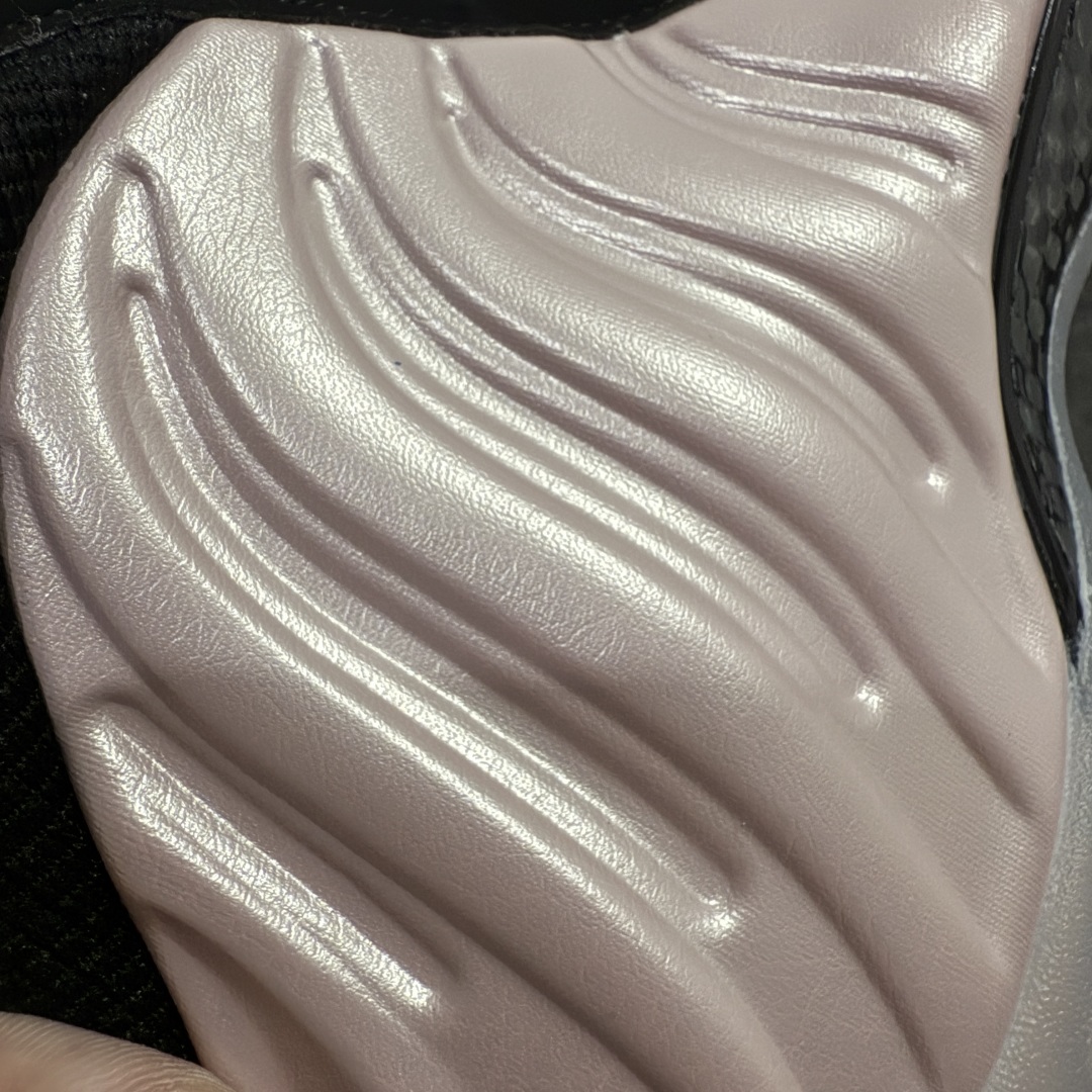 图片[3]-【莞产纯原】NK Air Foamposite One 市售最强品质 莞产顶级品质 樱花粉喷 2024 喷泡 HF2902-001 莞产原底面 公司渠道同模具 鞋型发泡360度无死角 双层Zoom气垫植入 中底完美注胶 搭载原厂碳纤维材质 诞生于1997年的NK Air Foamposite系列可以说是整个球鞋历史上最为经典的系列之一 也就是我们常说的“喷”和“泡” 其中“喷”由Foamposite One代言人Penny的英文音译而来 而“泡”则来源于另一款鞋型 Foamposite Pro中\\\”pro\\\”的音译 在诞生初期 由于高昂的造价以及超前的外形 Foamposite系列的反对者不在少数 甚至有人认为这款鞋会毁掉整个球鞋行业 但事实证明这双灵感来自于甲虫 自带“黑科技”鞋面以及双层Zoom+大块碳板的太空球鞋不仅受到了大众的接受与追捧 并且成功的影响了篮球鞋的发展 尺码：38.5 39 40 40.5 41 42 42.5 43 44 44.5 45 46-选品中心