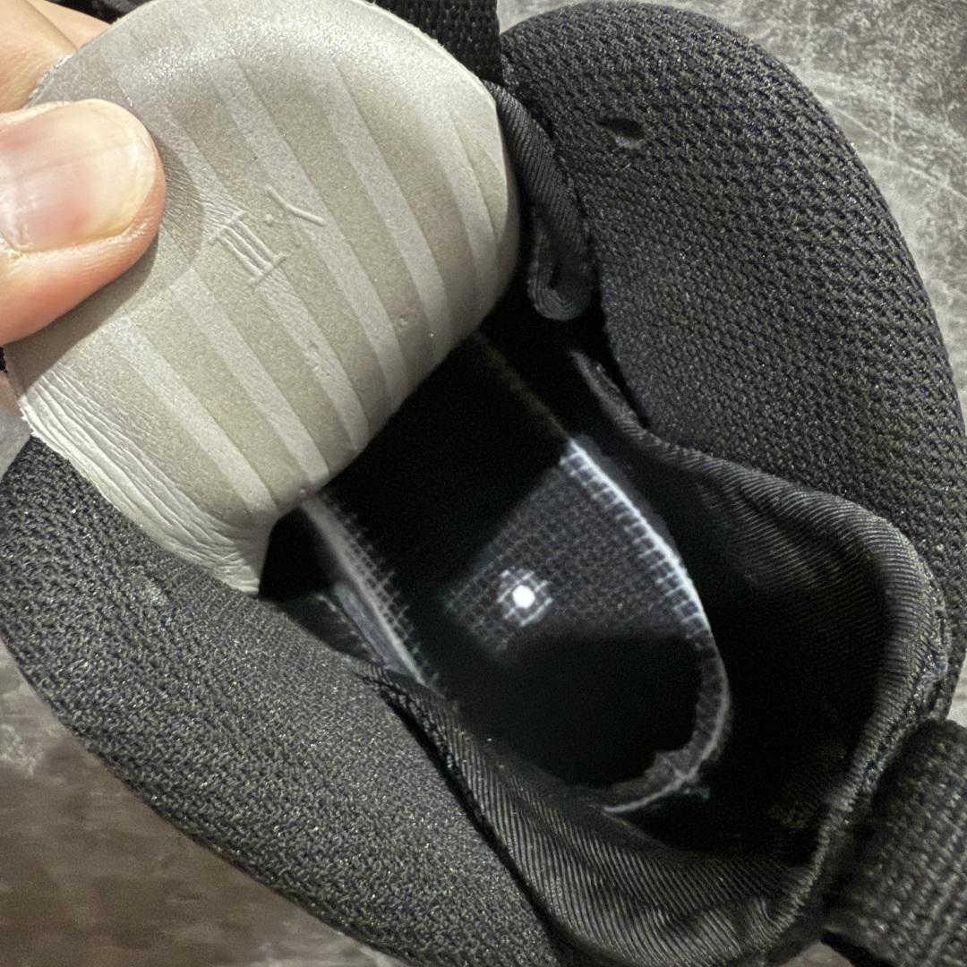 图片[8]-【莞产纯原】NK Air Foamposite One 市售最强品质 莞产顶级品质 樱花粉喷 2024 喷泡 HF2902-001 莞产原底面 公司渠道同模具 鞋型发泡360度无死角 双层Zoom气垫植入 中底完美注胶 搭载原厂碳纤维材质 诞生于1997年的NK Air Foamposite系列可以说是整个球鞋历史上最为经典的系列之一 也就是我们常说的“喷”和“泡” 其中“喷”由Foamposite One代言人Penny的英文音译而来 而“泡”则来源于另一款鞋型 Foamposite Pro中\\\”pro\\\”的音译 在诞生初期 由于高昂的造价以及超前的外形 Foamposite系列的反对者不在少数 甚至有人认为这款鞋会毁掉整个球鞋行业 但事实证明这双灵感来自于甲虫 自带“黑科技”鞋面以及双层Zoom+大块碳板的太空球鞋不仅受到了大众的接受与追捧 并且成功的影响了篮球鞋的发展 尺码：38.5 39 40 40.5 41 42 42.5 43 44 44.5 45 46-选品中心