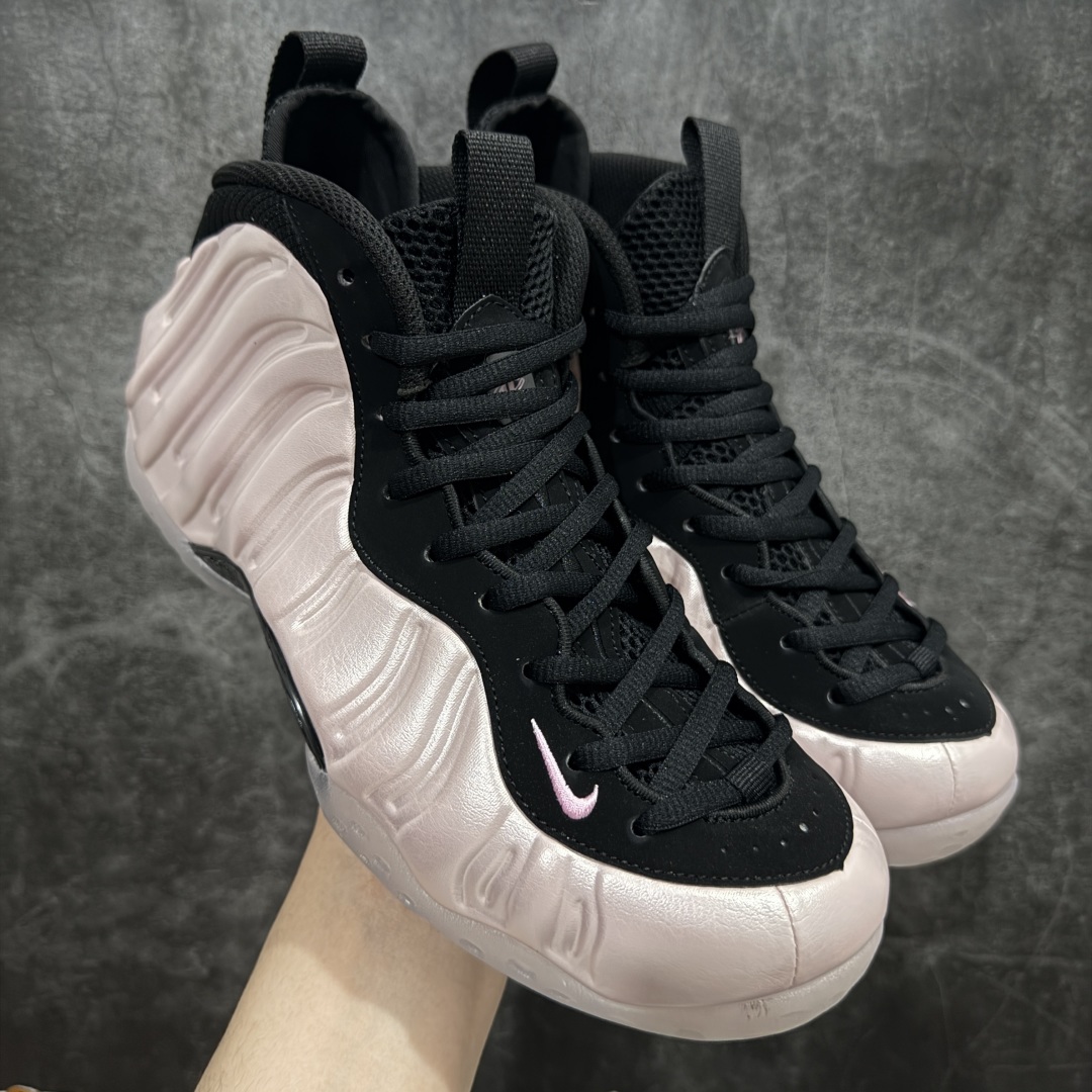 【莞产纯原】NK Air Foamposite One 市售最强品质 莞产顶级品质 樱花粉喷 2024 喷泡 HF2902-001 莞产原底面 公司渠道同模具 鞋型发泡360度无死角 双层Zoom气垫植入 中底完美注胶 搭载原厂碳纤维材质 诞生于1997年的NK Air Foamposite系列可以说是整个球鞋历史上最为经典的系列之一 也就是我们常说的“喷”和“泡” 其中“喷”由Foamposite One代言人Penny的英文音译而来 而“泡”则来源于另一款鞋型 Foamposite Pro中\\\”pro\\\”的音译 在诞生初期 由于高昂的造价以及超前的外形 Foamposite系列的反对者不在少数 甚至有人认为这款鞋会毁掉整个球鞋行业 但事实证明这双灵感来自于甲虫 自带“黑科技”鞋面以及双层Zoom+大块碳板的太空球鞋不仅受到了大众的接受与追捧 并且成功的影响了篮球鞋的发展 尺码：38.5 39 40 40.5 41 42 42.5 43 44 44.5 45 46-选品中心