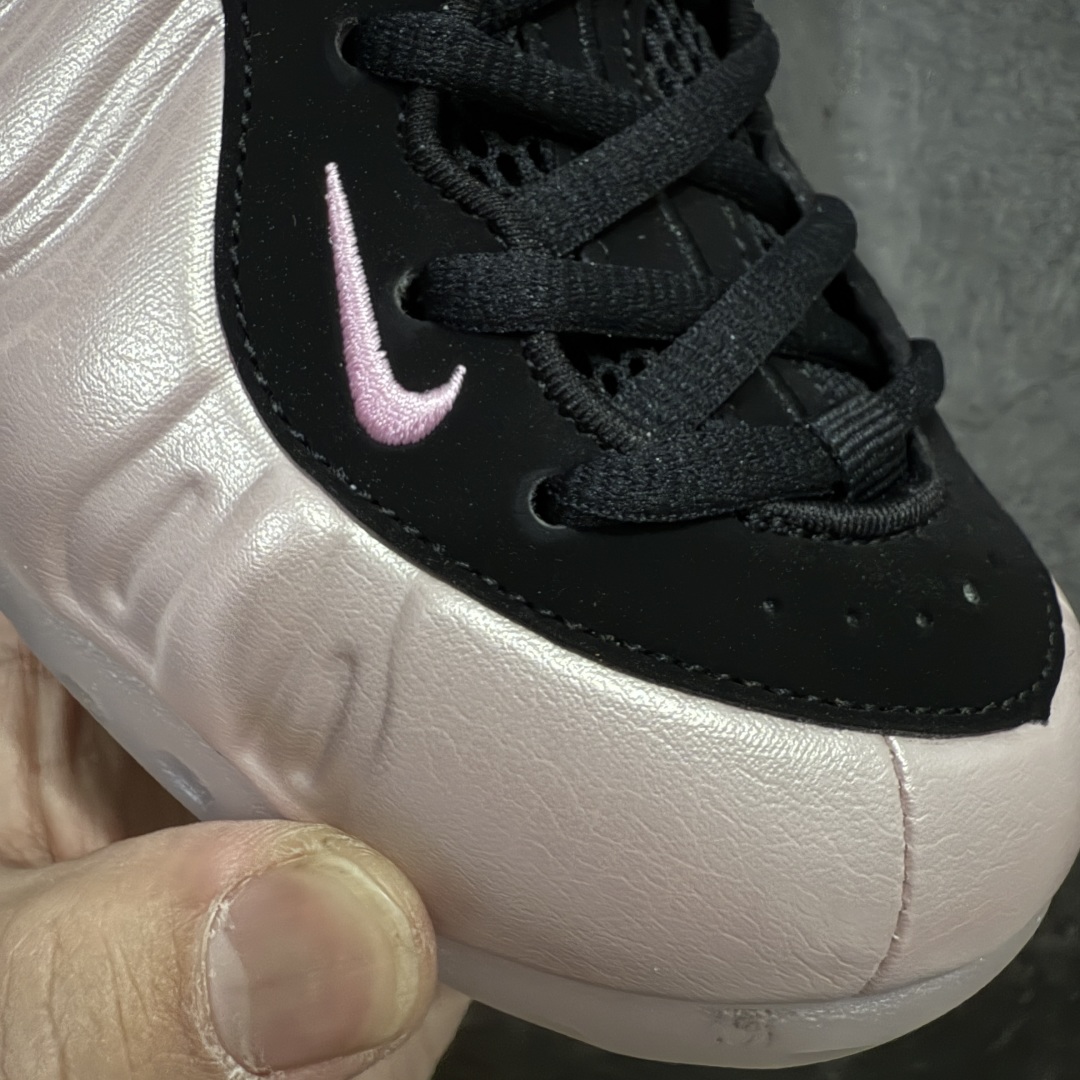 图片[4]-【莞产纯原】NK Air Foamposite One 市售最强品质 莞产顶级品质 樱花粉喷 2024 喷泡 HF2902-001 莞产原底面 公司渠道同模具 鞋型发泡360度无死角 双层Zoom气垫植入 中底完美注胶 搭载原厂碳纤维材质 诞生于1997年的NK Air Foamposite系列可以说是整个球鞋历史上最为经典的系列之一 也就是我们常说的“喷”和“泡” 其中“喷”由Foamposite One代言人Penny的英文音译而来 而“泡”则来源于另一款鞋型 Foamposite Pro中\\\”pro\\\”的音译 在诞生初期 由于高昂的造价以及超前的外形 Foamposite系列的反对者不在少数 甚至有人认为这款鞋会毁掉整个球鞋行业 但事实证明这双灵感来自于甲虫 自带“黑科技”鞋面以及双层Zoom+大块碳板的太空球鞋不仅受到了大众的接受与追捧 并且成功的影响了篮球鞋的发展 尺码：38.5 39 40 40.5 41 42 42.5 43 44 44.5 45 46-选品中心