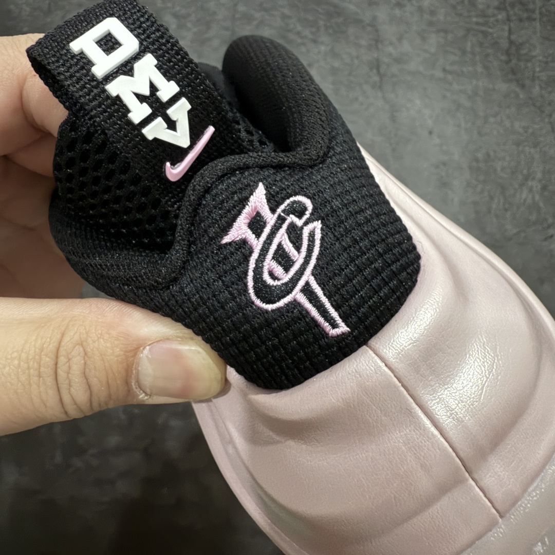图片[2]-【莞产纯原】NK Air Foamposite One 市售最强品质 莞产顶级品质 樱花粉喷 2024 喷泡 HF2902-001 莞产原底面 公司渠道同模具 鞋型发泡360度无死角 双层Zoom气垫植入 中底完美注胶 搭载原厂碳纤维材质 诞生于1997年的NK Air Foamposite系列可以说是整个球鞋历史上最为经典的系列之一 也就是我们常说的“喷”和“泡” 其中“喷”由Foamposite One代言人Penny的英文音译而来 而“泡”则来源于另一款鞋型 Foamposite Pro中\\\”pro\\\”的音译 在诞生初期 由于高昂的造价以及超前的外形 Foamposite系列的反对者不在少数 甚至有人认为这款鞋会毁掉整个球鞋行业 但事实证明这双灵感来自于甲虫 自带“黑科技”鞋面以及双层Zoom+大块碳板的太空球鞋不仅受到了大众的接受与追捧 并且成功的影响了篮球鞋的发展 尺码：38.5 39 40 40.5 41 42 42.5 43 44 44.5 45 46-选品中心