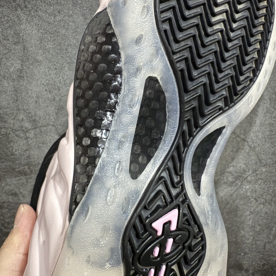 图片[9]-【莞产纯原】NK Air Foamposite One 市售最强品质 莞产顶级品质 樱花粉喷 2024 喷泡 HF2902-001 莞产原底面 公司渠道同模具 鞋型发泡360度无死角 双层Zoom气垫植入 中底完美注胶 搭载原厂碳纤维材质 诞生于1997年的NK Air Foamposite系列可以说是整个球鞋历史上最为经典的系列之一 也就是我们常说的“喷”和“泡” 其中“喷”由Foamposite One代言人Penny的英文音译而来 而“泡”则来源于另一款鞋型 Foamposite Pro中\\\”pro\\\”的音译 在诞生初期 由于高昂的造价以及超前的外形 Foamposite系列的反对者不在少数 甚至有人认为这款鞋会毁掉整个球鞋行业 但事实证明这双灵感来自于甲虫 自带“黑科技”鞋面以及双层Zoom+大块碳板的太空球鞋不仅受到了大众的接受与追捧 并且成功的影响了篮球鞋的发展 尺码：38.5 39 40 40.5 41 42 42.5 43 44 44.5 45 46-选品中心