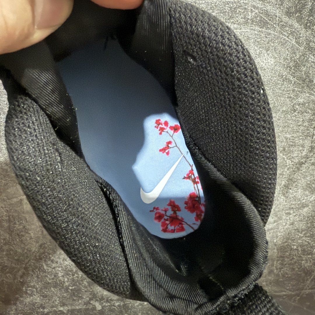 图片[6]-【莞产纯原】NK Air Foamposite One 市售最强品质 莞产顶级品质 樱花粉喷 2024 喷泡 HF2902-001 莞产原底面 公司渠道同模具 鞋型发泡360度无死角 双层Zoom气垫植入 中底完美注胶 搭载原厂碳纤维材质 诞生于1997年的NK Air Foamposite系列可以说是整个球鞋历史上最为经典的系列之一 也就是我们常说的“喷”和“泡” 其中“喷”由Foamposite One代言人Penny的英文音译而来 而“泡”则来源于另一款鞋型 Foamposite Pro中\\\”pro\\\”的音译 在诞生初期 由于高昂的造价以及超前的外形 Foamposite系列的反对者不在少数 甚至有人认为这款鞋会毁掉整个球鞋行业 但事实证明这双灵感来自于甲虫 自带“黑科技”鞋面以及双层Zoom+大块碳板的太空球鞋不仅受到了大众的接受与追捧 并且成功的影响了篮球鞋的发展 尺码：38.5 39 40 40.5 41 42 42.5 43 44 44.5 45 46-选品中心