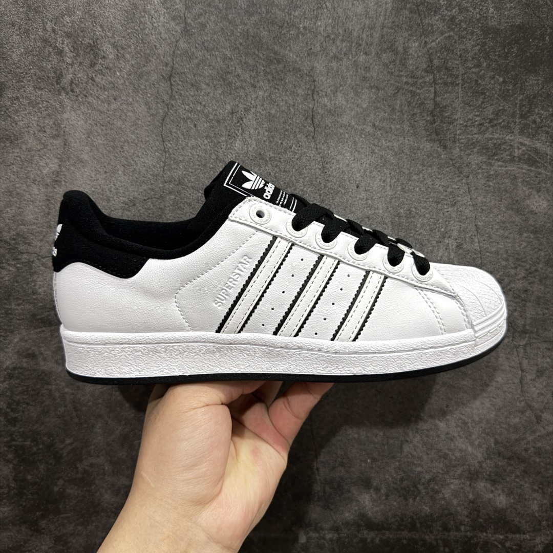 【公司级】AD Originals Superstar 经典复古贝壳头板鞋 JH5469 诞生于1969年 是第一双将全皮面鞋 身与橡胶鞋头结合在一起的低帮篮球鞋 Superstar最开始 是作为高帮篮球鞋Pro Model的低帮版本而出现的 但因为其独特和醒目的橡胶鞋头造型而让大家熟知 被大家形象地称为\\\